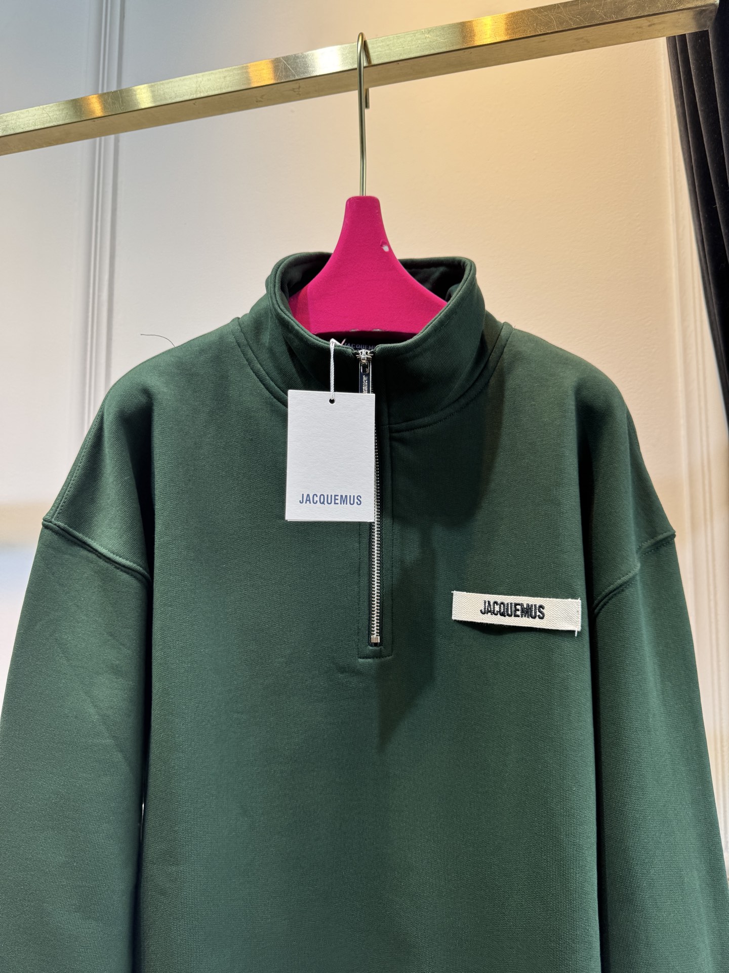 jacquemu*半拉链卫衣。它采用的是混纺棉质面料，棉质面料具有良好的透气性和吸湿性，穿着时能保持肌肤