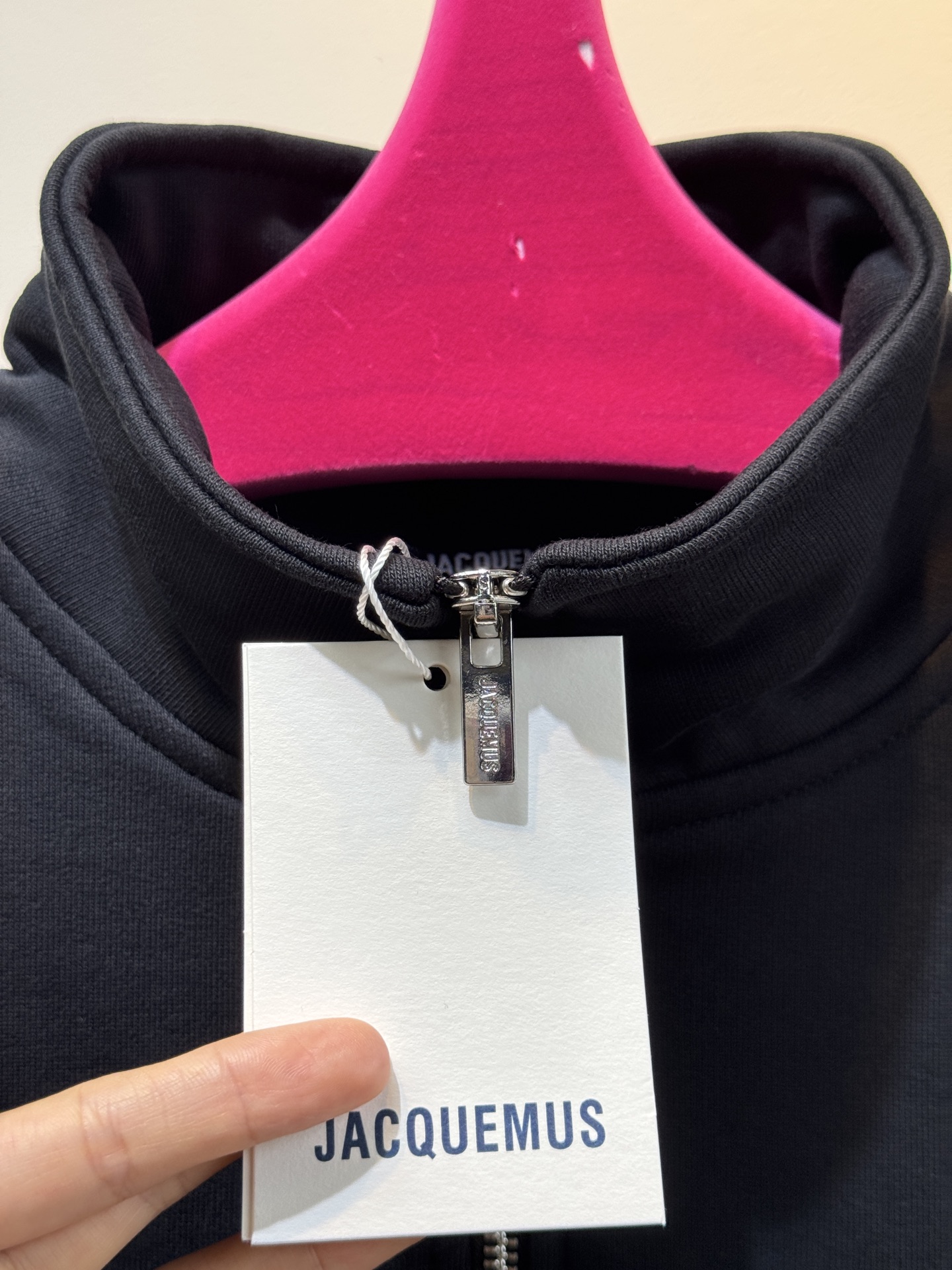 jacquemu*半拉链卫衣。它采用的是混纺棉质面料，棉质面料具有良好的透气性和吸湿性，穿着时能保持肌肤