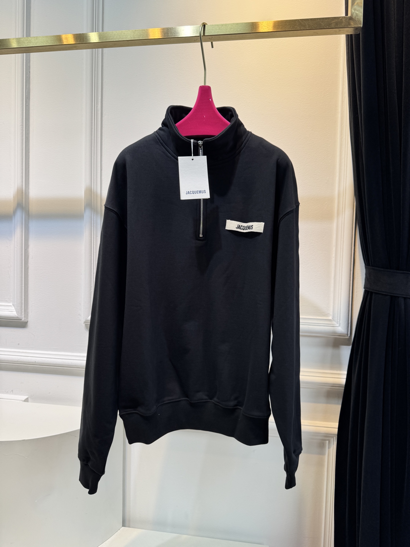 jacquemu*半拉链卫衣。它采用的是混纺棉质面料，棉质面料具有良好的透气性和吸湿性，穿着时能保持肌肤