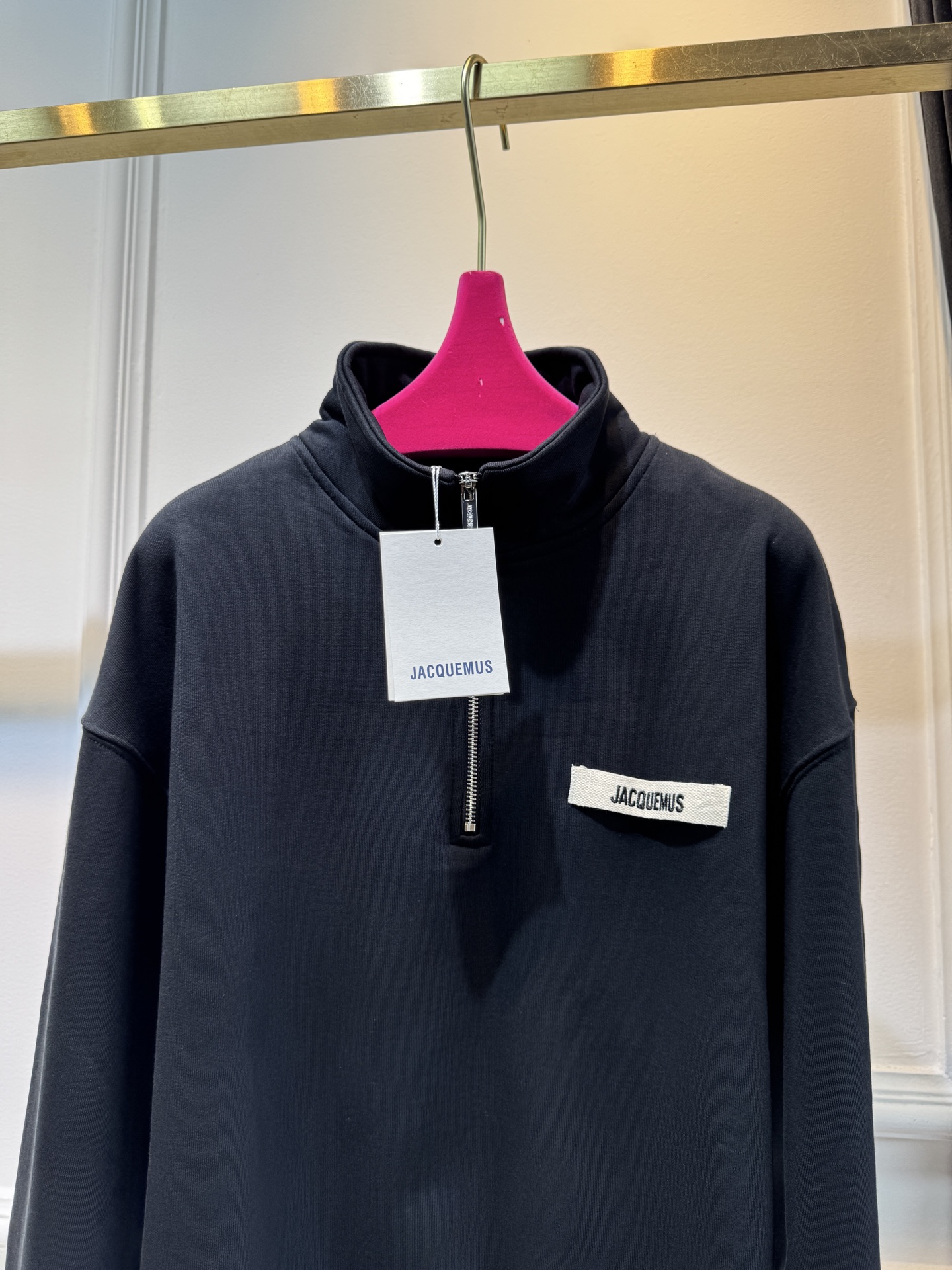 jacquemu*半拉链卫衣。它采用的是混纺棉质面料，棉质面料具有良好的透气性和吸湿性，穿着时能保持肌肤