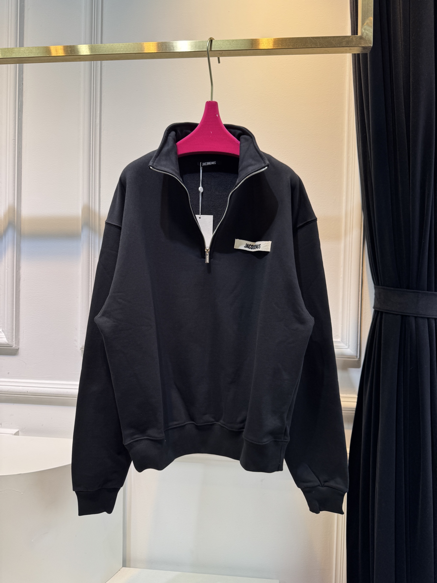 jacquemu*半拉链卫衣。它采用的是混纺棉质面料，棉质面料具有良好的透气性和吸湿性，穿着时能保持肌肤