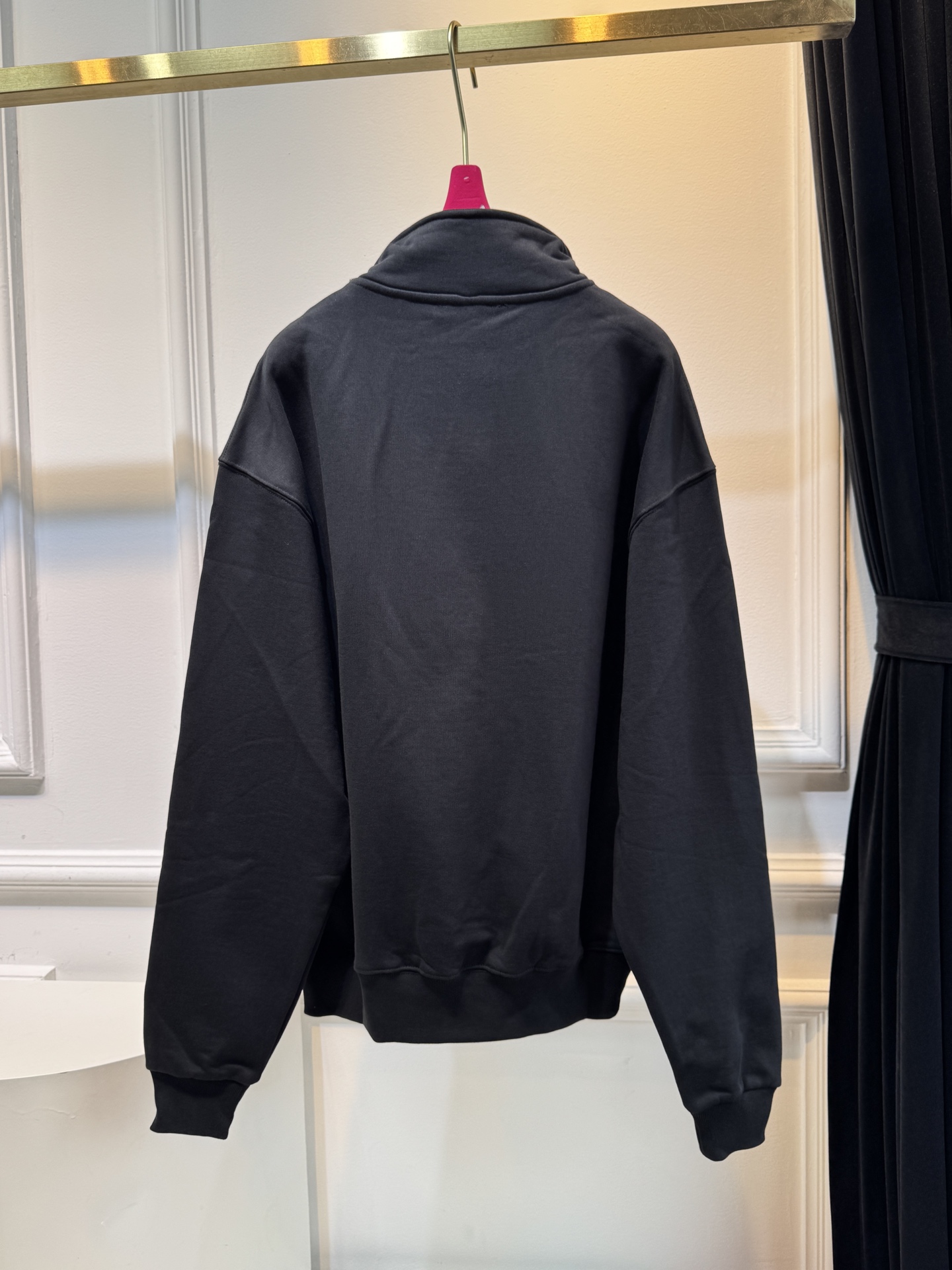 jacquemu*半拉链卫衣。它采用的是混纺棉质面料，棉质面料具有良好的透气性和吸湿性，穿着时能保持肌肤