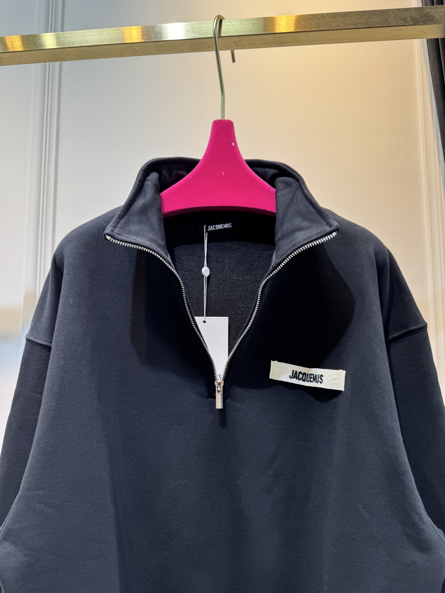 jacquemu*半拉链卫衣。它采用的是混纺棉质面料，棉质面料具有良好的透气性和吸湿性，穿着时能保持肌肤