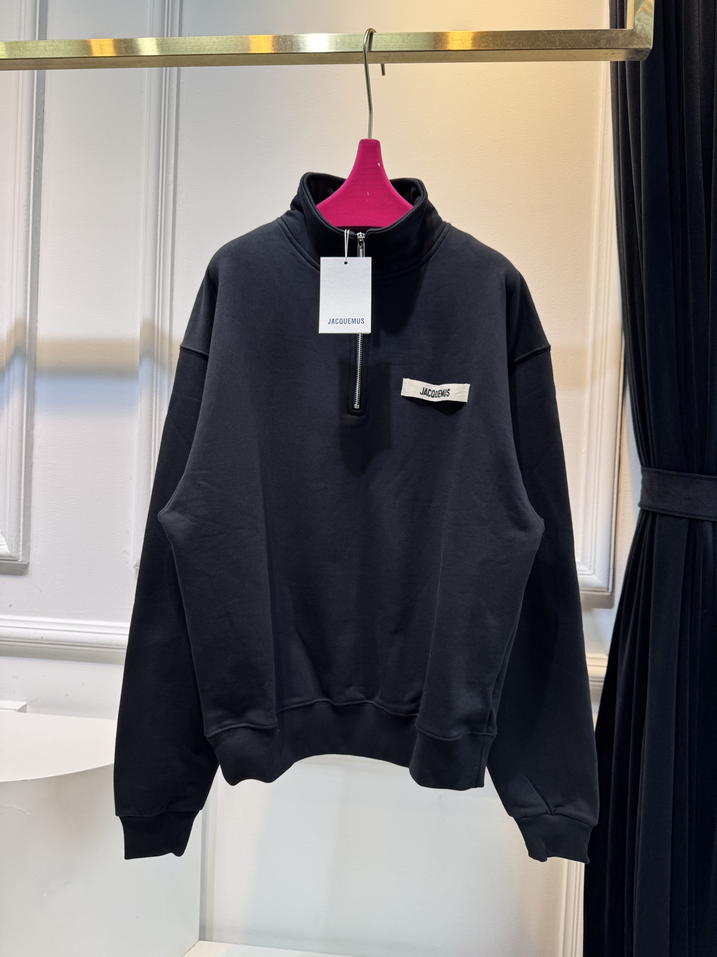 jacquemu*半拉链卫衣。它采用的是混纺棉质面料，棉质面料具有良好的透气性和吸湿性，穿着时能保持肌肤