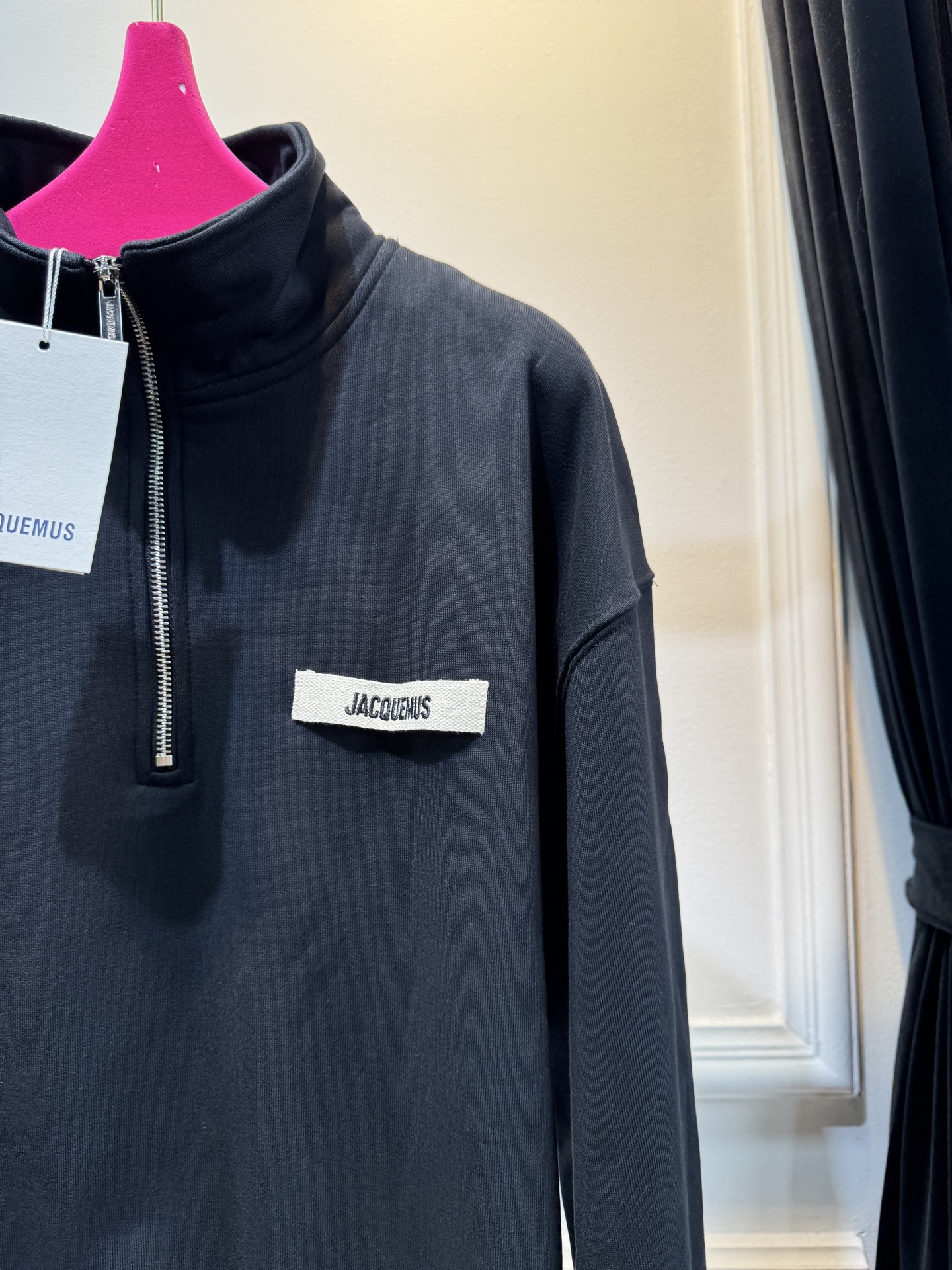 jacquemu*半拉链卫衣。它采用的是混纺棉质面料，棉质面料具有良好的透气性和吸湿性，穿着时能保持肌肤