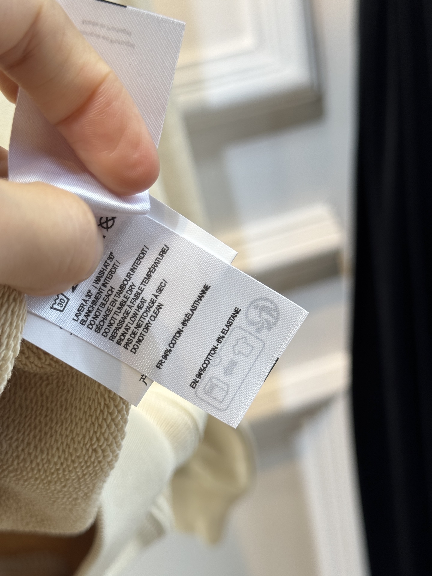 jacquemu*半拉链卫衣。它采用的是混纺棉质面料，棉质面料具有良好的透气性和吸湿性，穿着时能保持肌肤