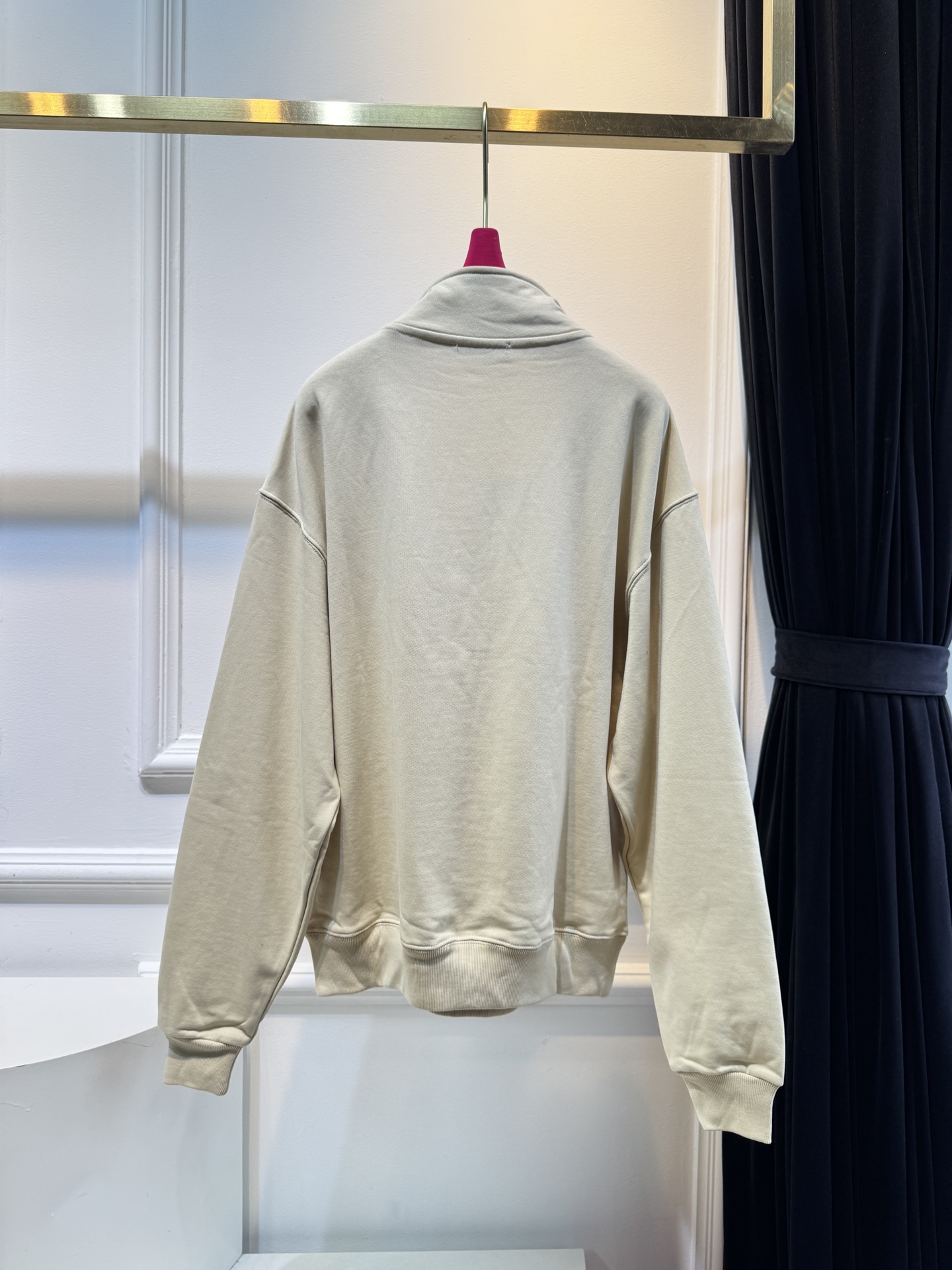 jacquemu*半拉链卫衣。它采用的是混纺棉质面料，棉质面料具有良好的透气性和吸湿性，穿着时能保持肌肤