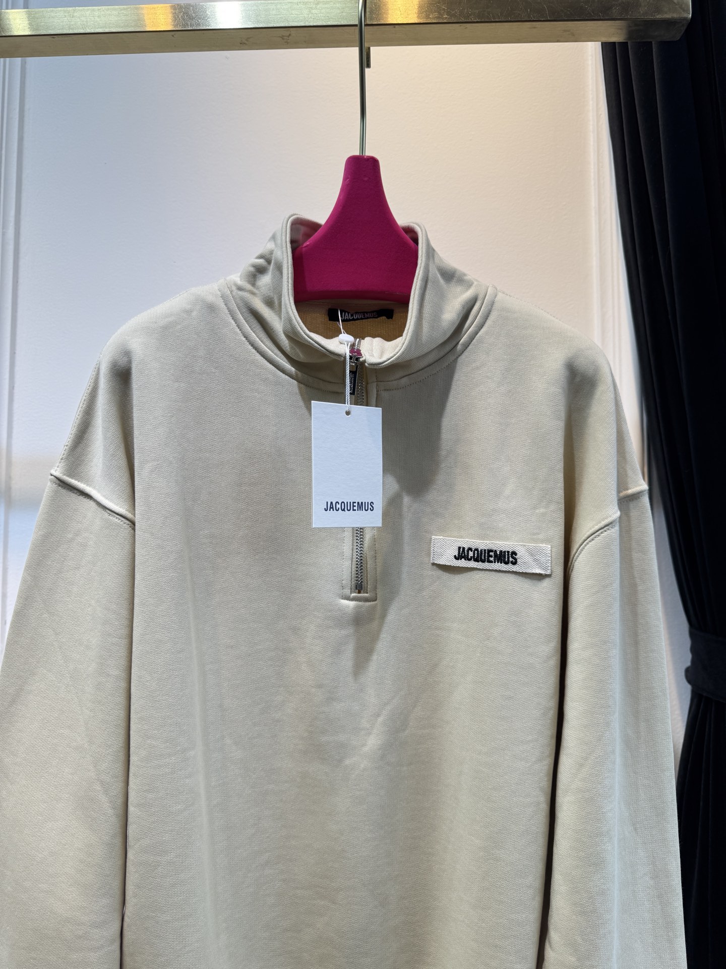 jacquemu*半拉链卫衣。它采用的是混纺棉质面料，棉质面料具有良好的透气性和吸湿性，穿着时能保持肌肤