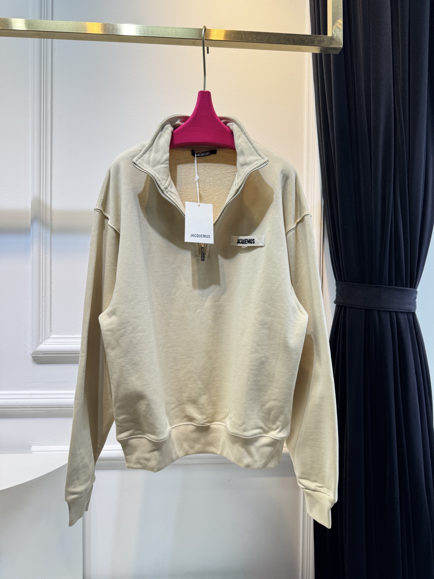 jacquemu*半拉链卫衣。它采用的是混纺棉质面料，棉质面料具有良好的透气性和吸湿性，穿着时能保持肌肤