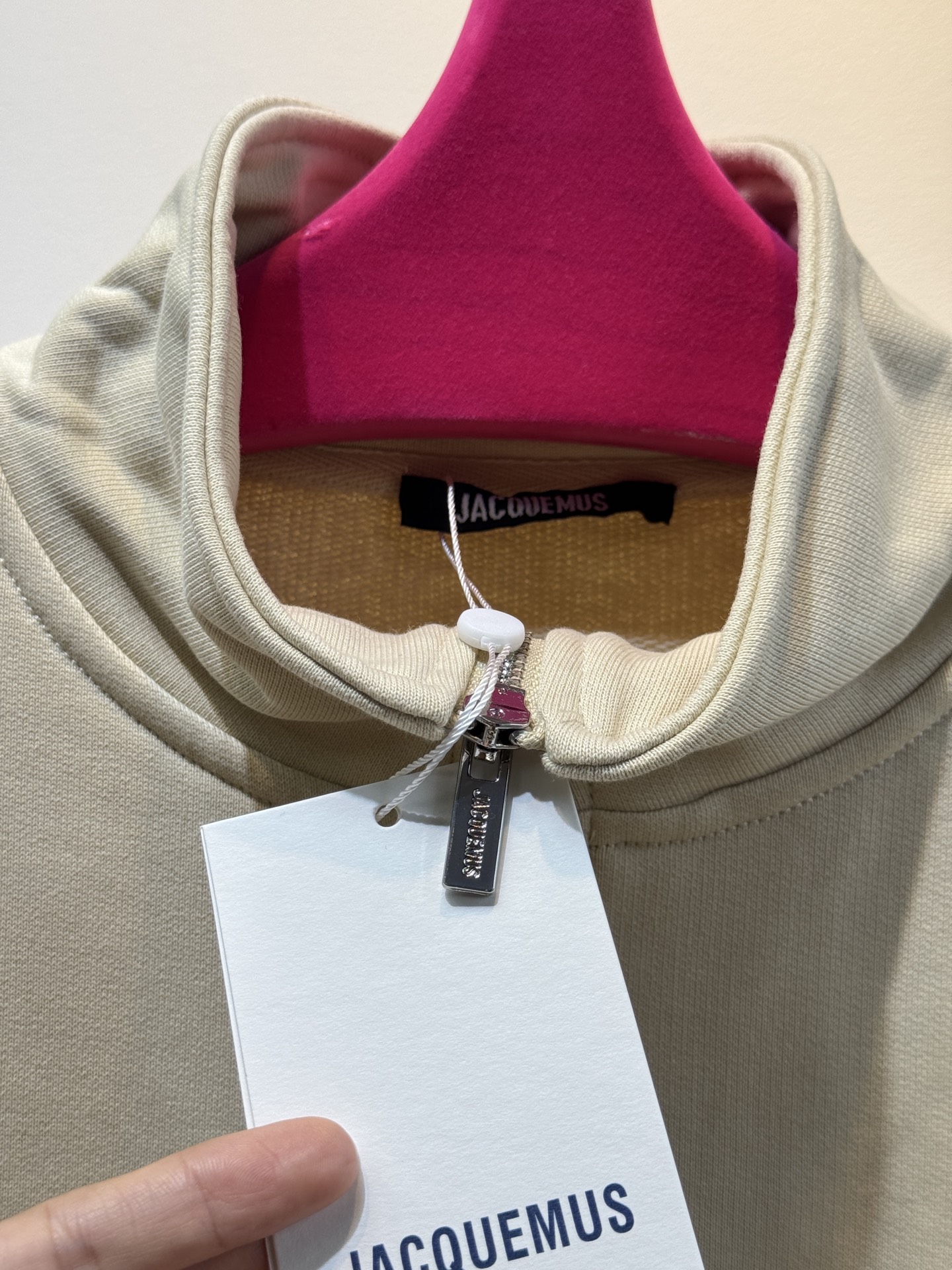 jacquemu*半拉链卫衣。它采用的是混纺棉质面料，棉质面料具有良好的透气性和吸湿性，穿着时能保持肌肤