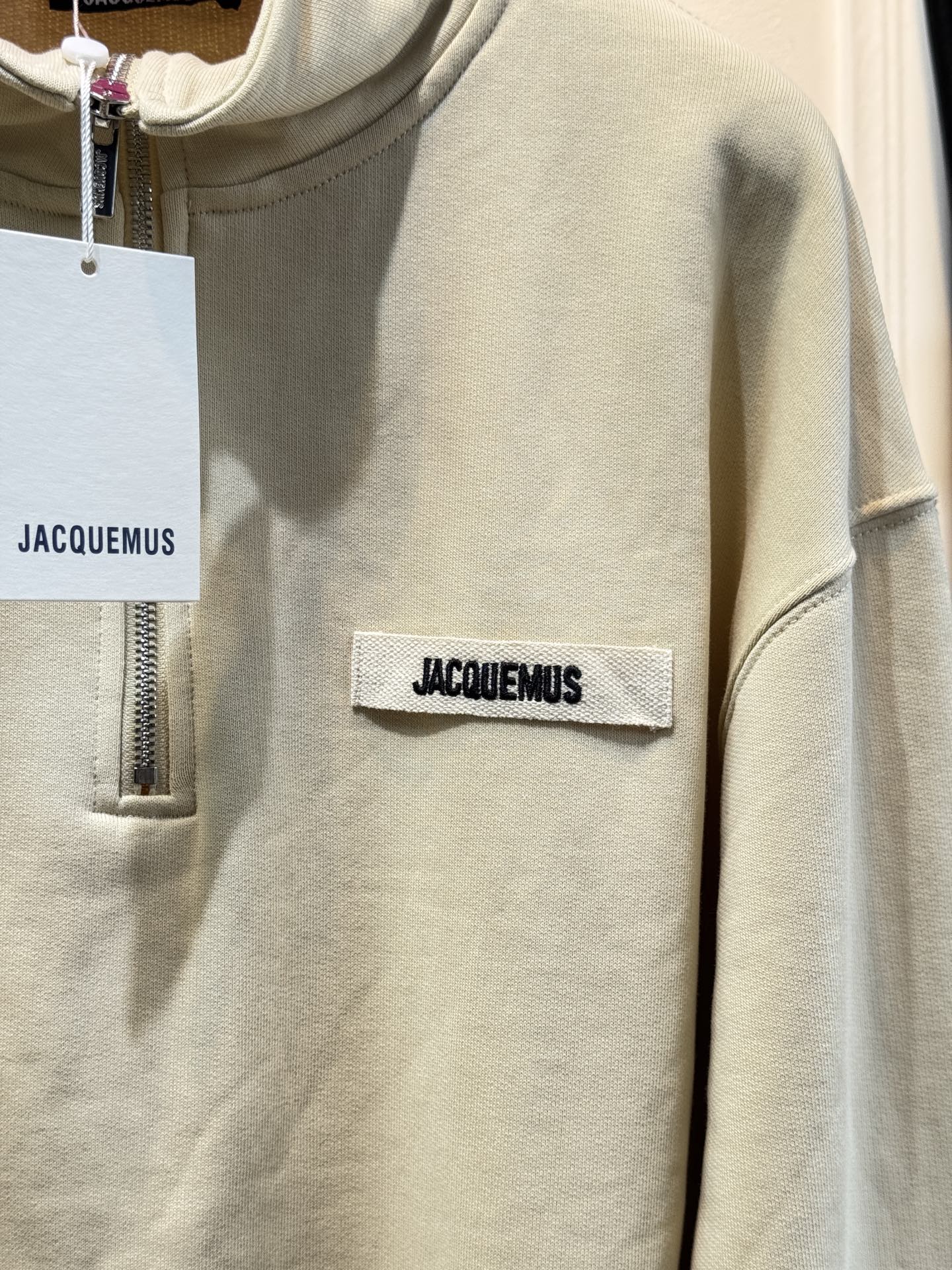 jacquemu*半拉链卫衣。它采用的是混纺棉质面料，棉质面料具有良好的透气性和吸湿性，穿着时能保持肌肤