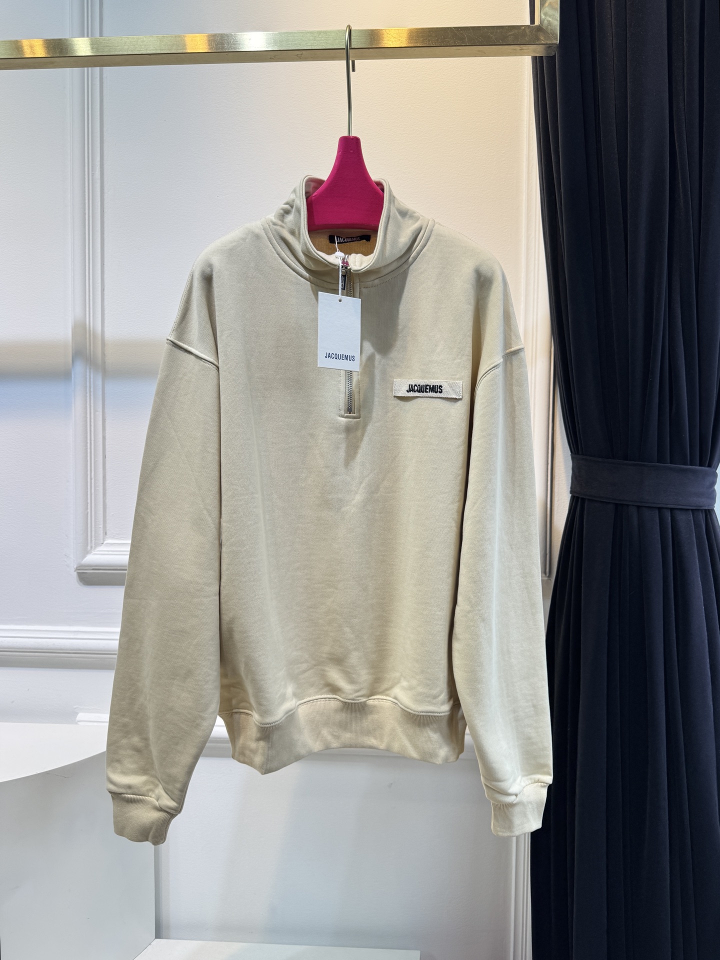 jacquemu*半拉链卫衣。它采用的是混纺棉质面料，棉质面料具有良好的透气性和吸湿性，穿着时能保持肌肤