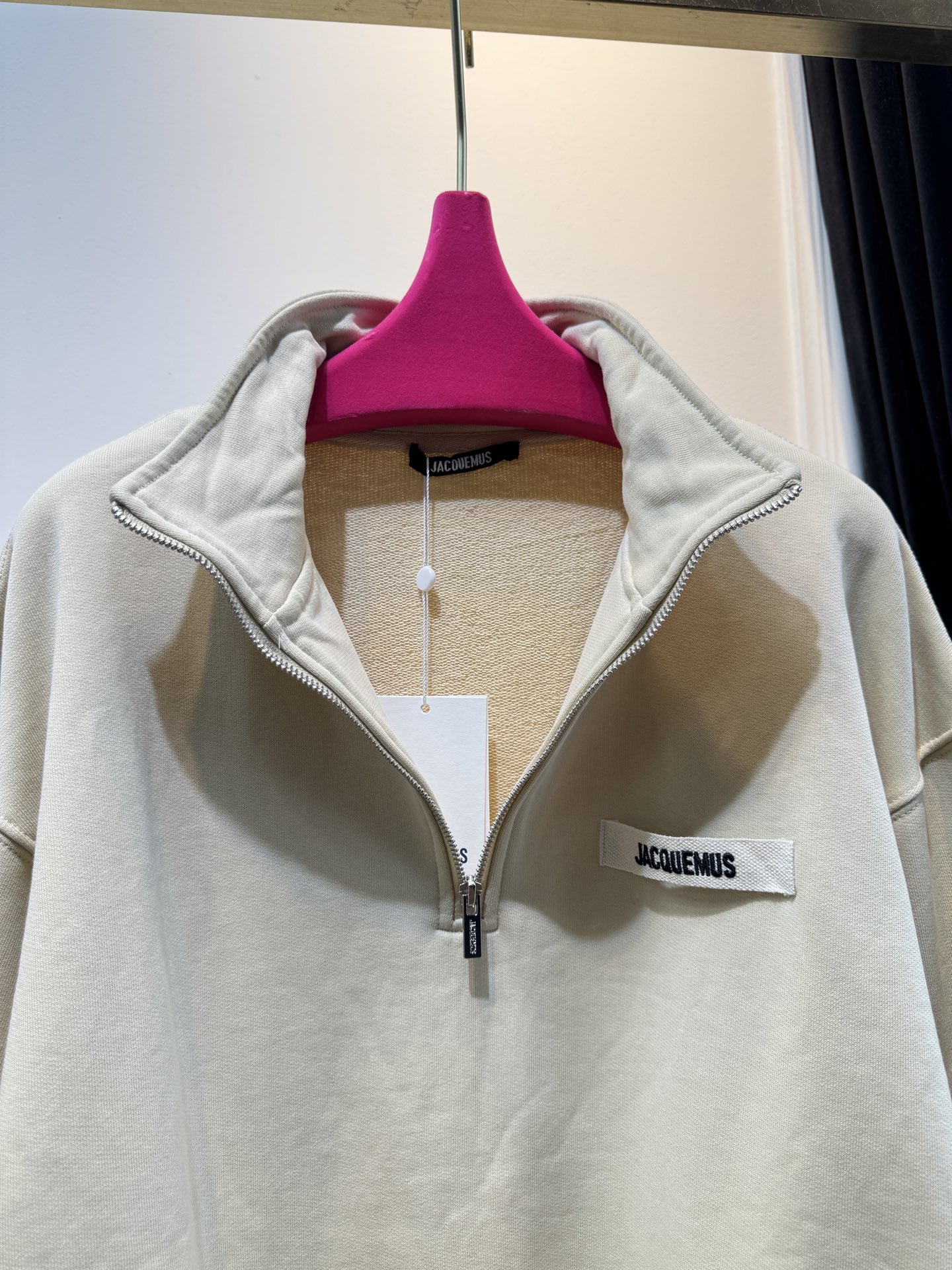 jacquemu*半拉链卫衣。它采用的是混纺棉质面料，棉质面料具有良好的透气性和吸湿性，穿着时能保持肌肤