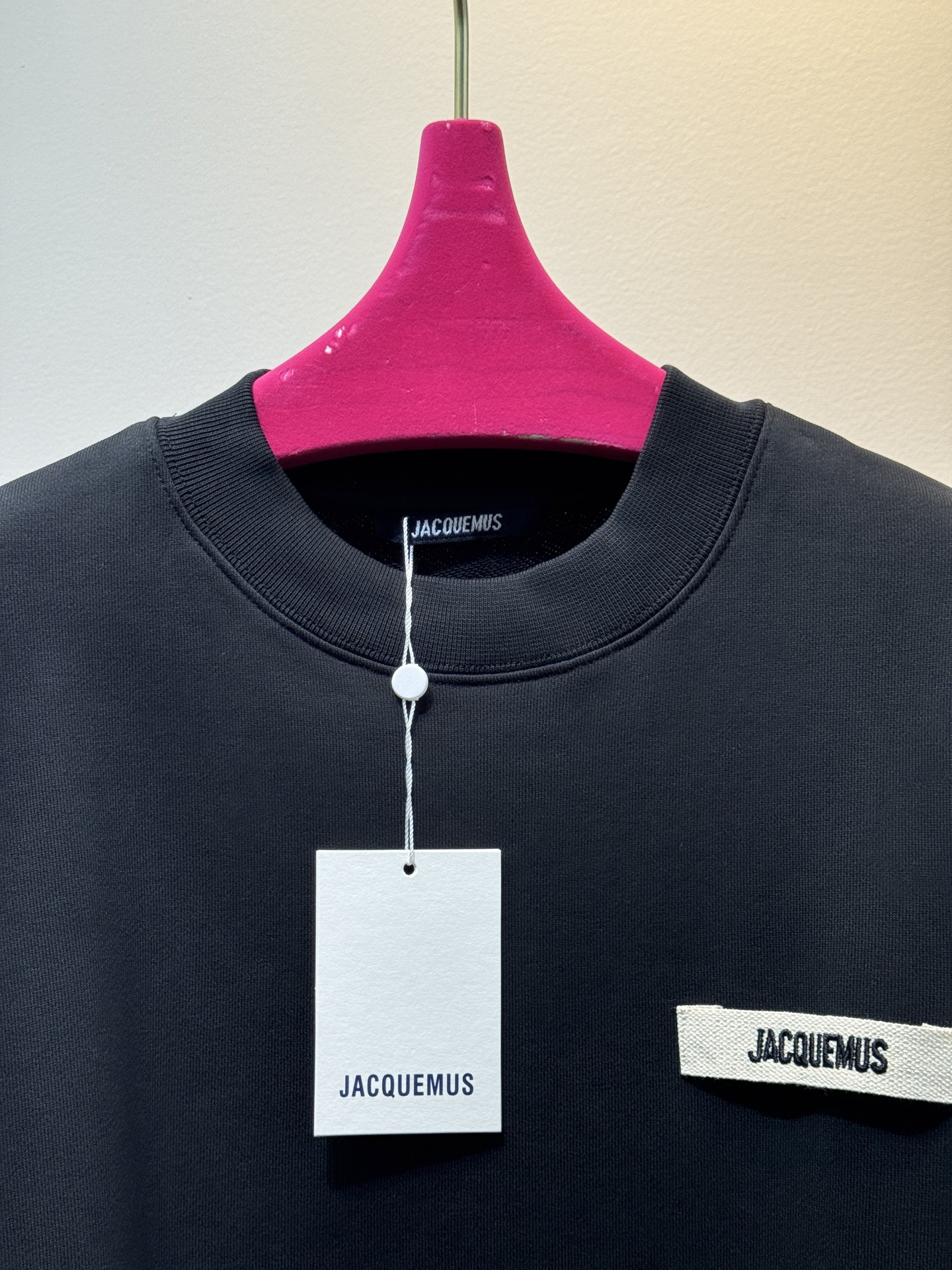 jacquemu*圆领卫衣。采用的是棉质面料，棉质面料具有良好的透气性和吸湿性，穿着时能保持肌肤干爽，而