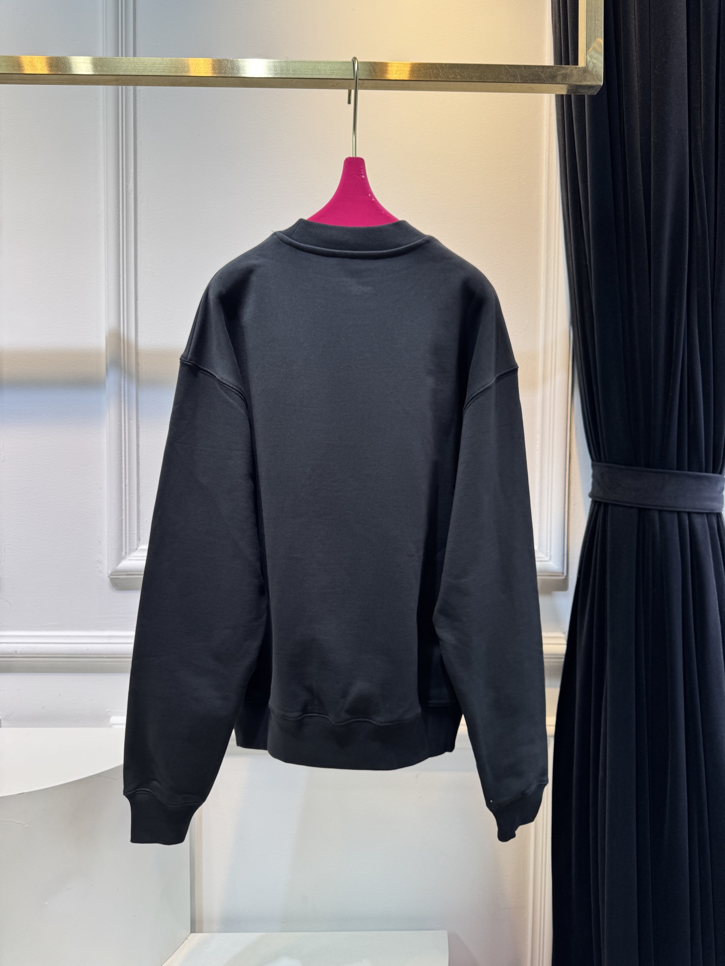 jacquemu*圆领卫衣。采用的是棉质面料，棉质面料具有良好的透气性和吸湿性，穿着时能保持肌肤干爽，而