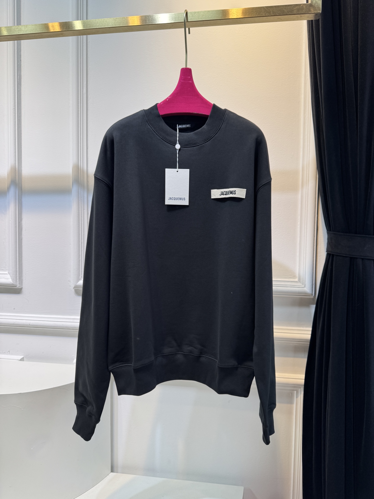 jacquemu*圆领卫衣。采用的是棉质面料，棉质面料具有良好的透气性和吸湿性，穿着时能保持肌肤干爽，而