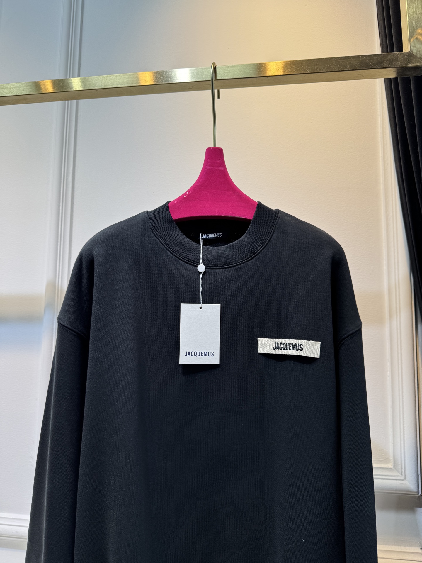 jacquemu*圆领卫衣。采用的是棉质面料，棉质面料具有良好的透气性和吸湿性，穿着时能保持肌肤干爽，而