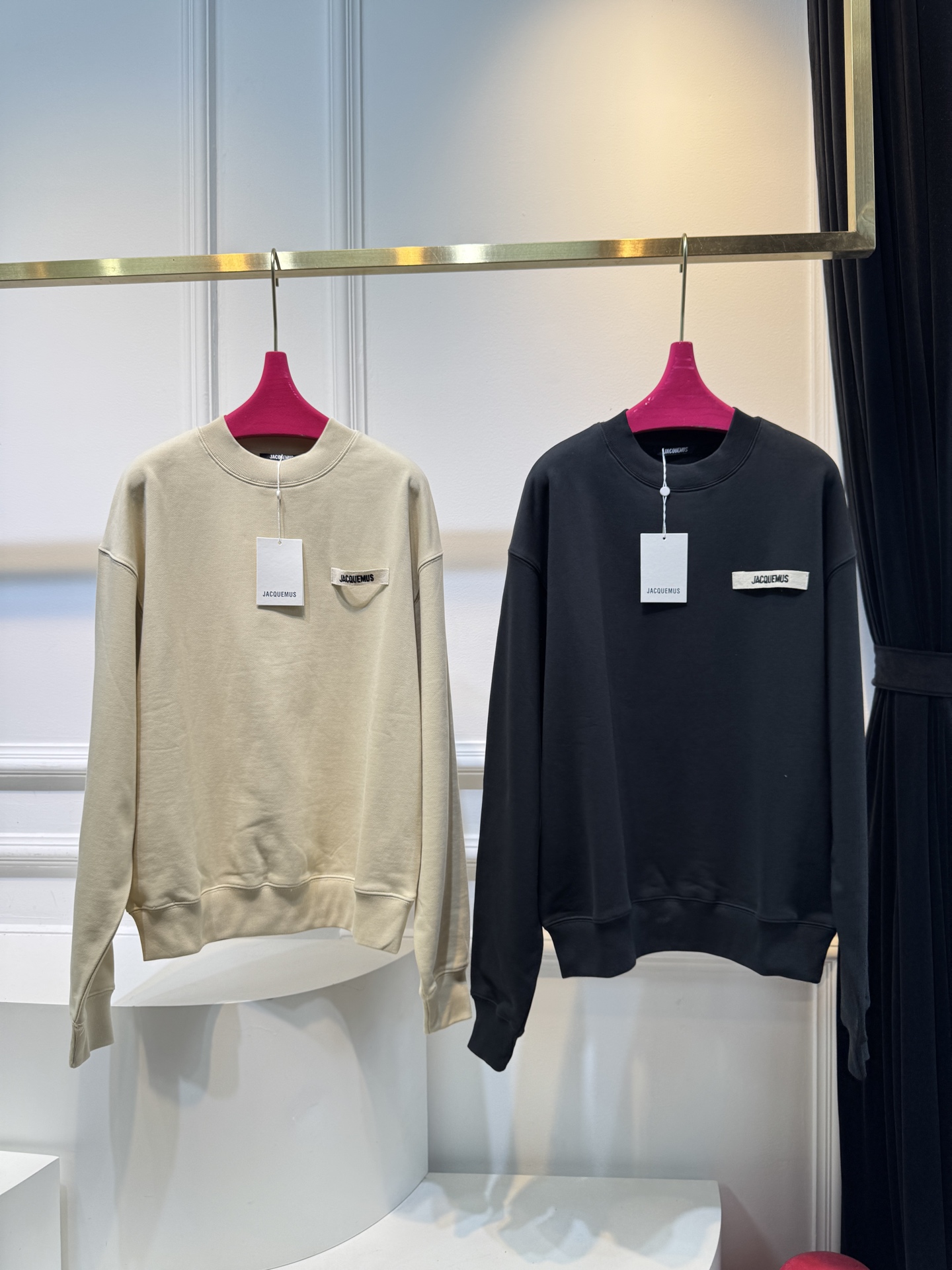 jacquemu*圆领卫衣。采用的是棉质面料，棉质面料具有良好的透气性和吸湿性，穿着时能保持肌肤干爽，而