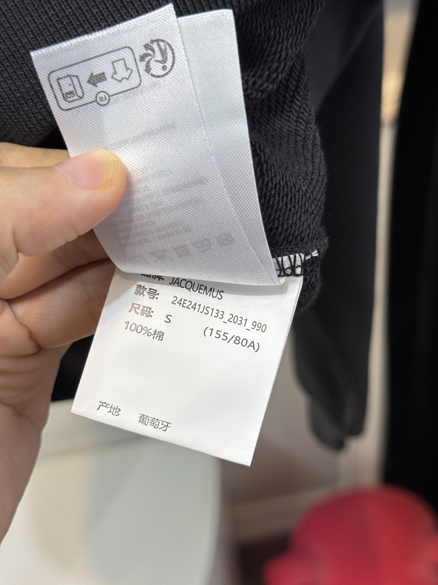 jacquemu*圆领卫衣。采用的是棉质面料，棉质面料具有良好的透气性和吸湿性，穿着时能保持肌肤干爽，而