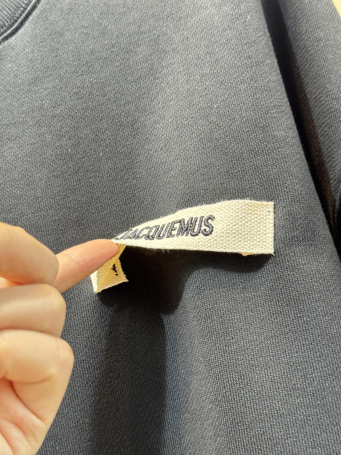 jacquemu*圆领卫衣。采用的是棉质面料，棉质面料具有良好的透气性和吸湿性，穿着时能保持肌肤干爽，而