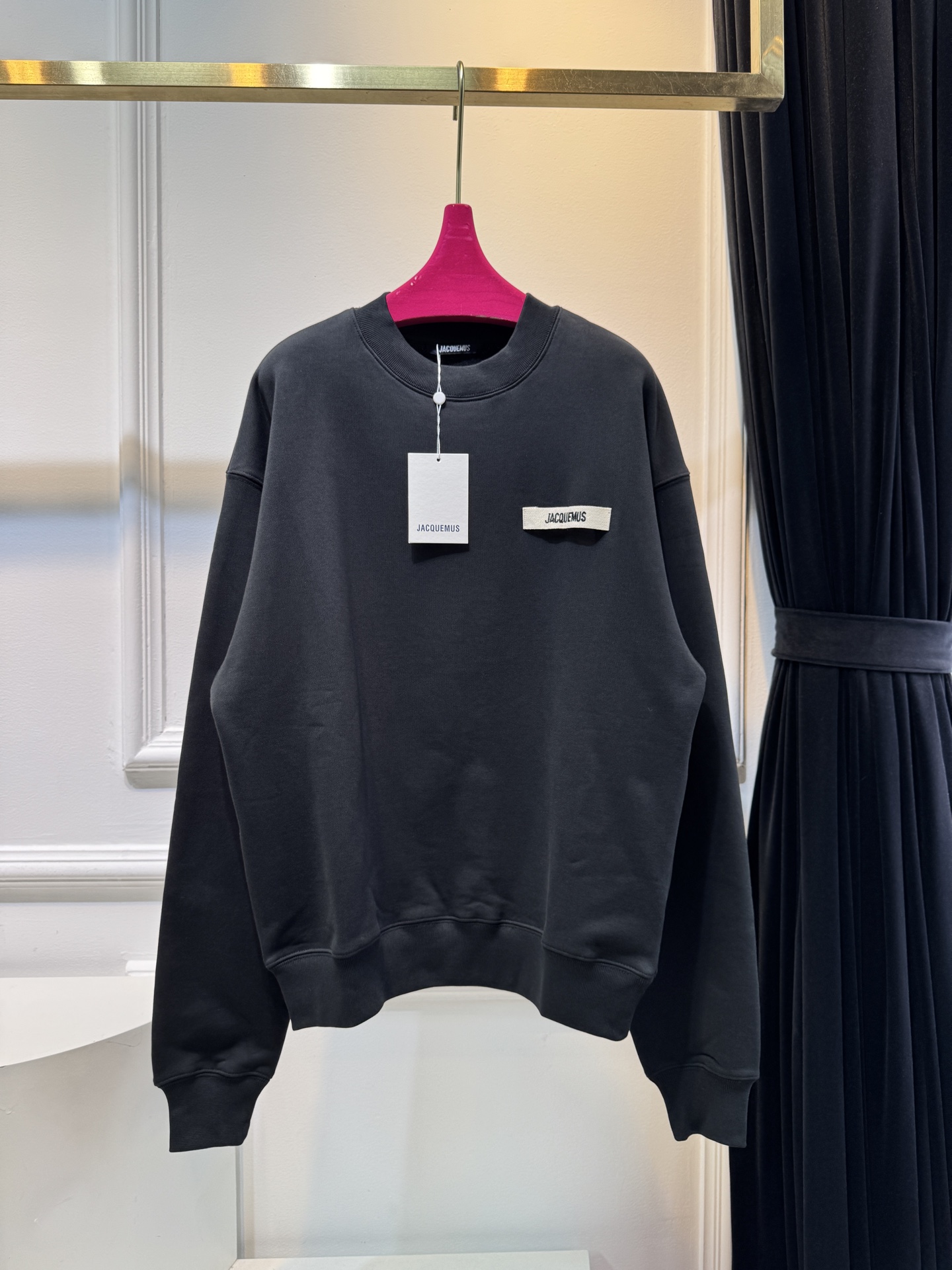 jacquemu*圆领卫衣。采用的是棉质面料，棉质面料具有良好的透气性和吸湿性，穿着时能保持肌肤干爽，而