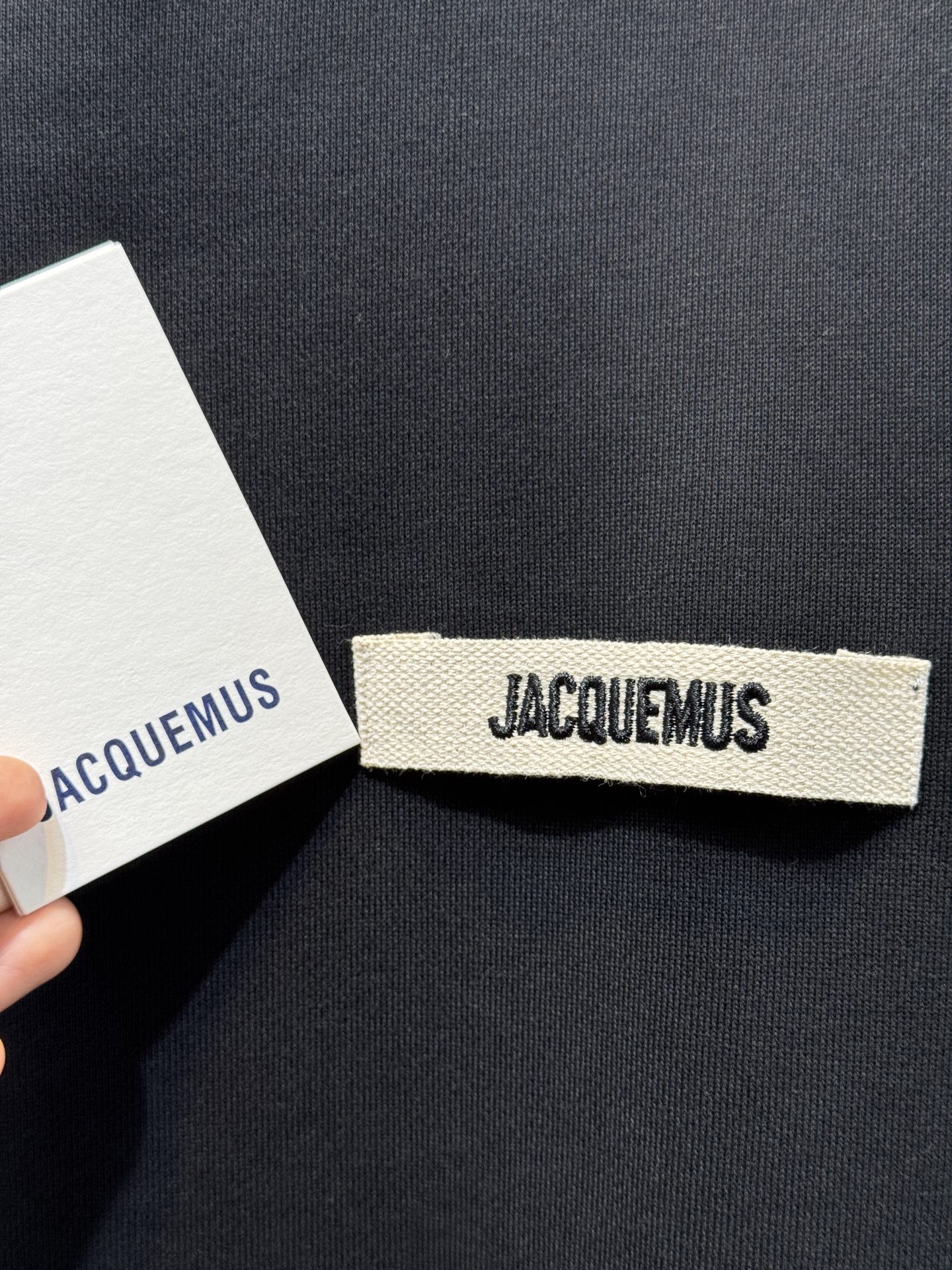 jacquemu*圆领卫衣。采用的是棉质面料，棉质面料具有良好的透气性和吸湿性，穿着时能保持肌肤干爽，而