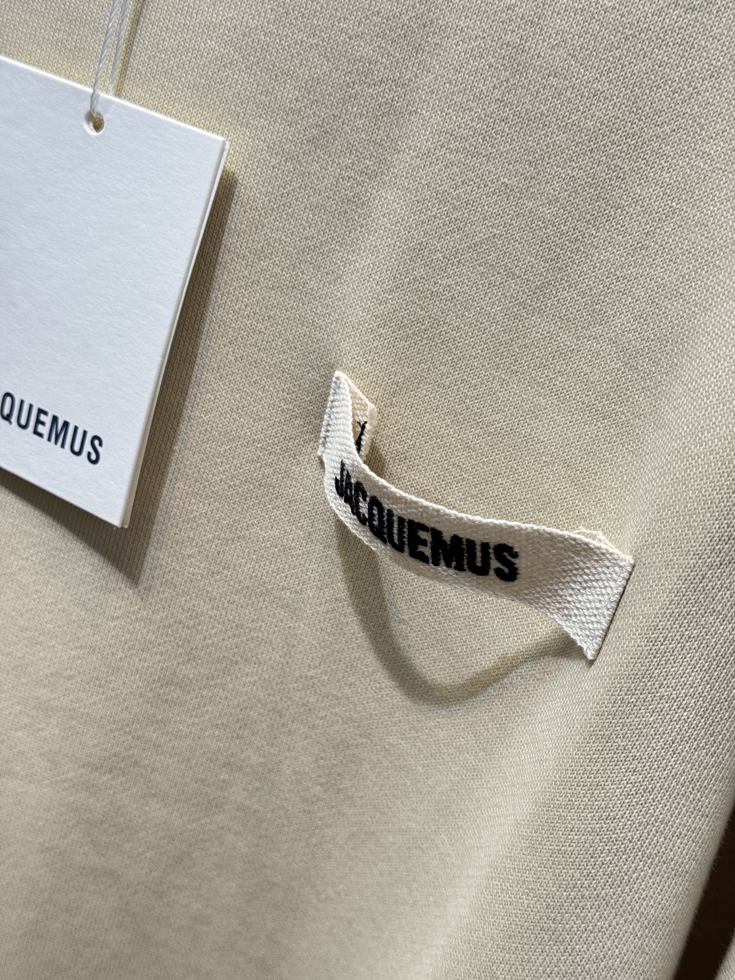 jacquemu*圆领卫衣。采用的是棉质面料，棉质面料具有良好的透气性和吸湿性，穿着时能保持肌肤干爽，而