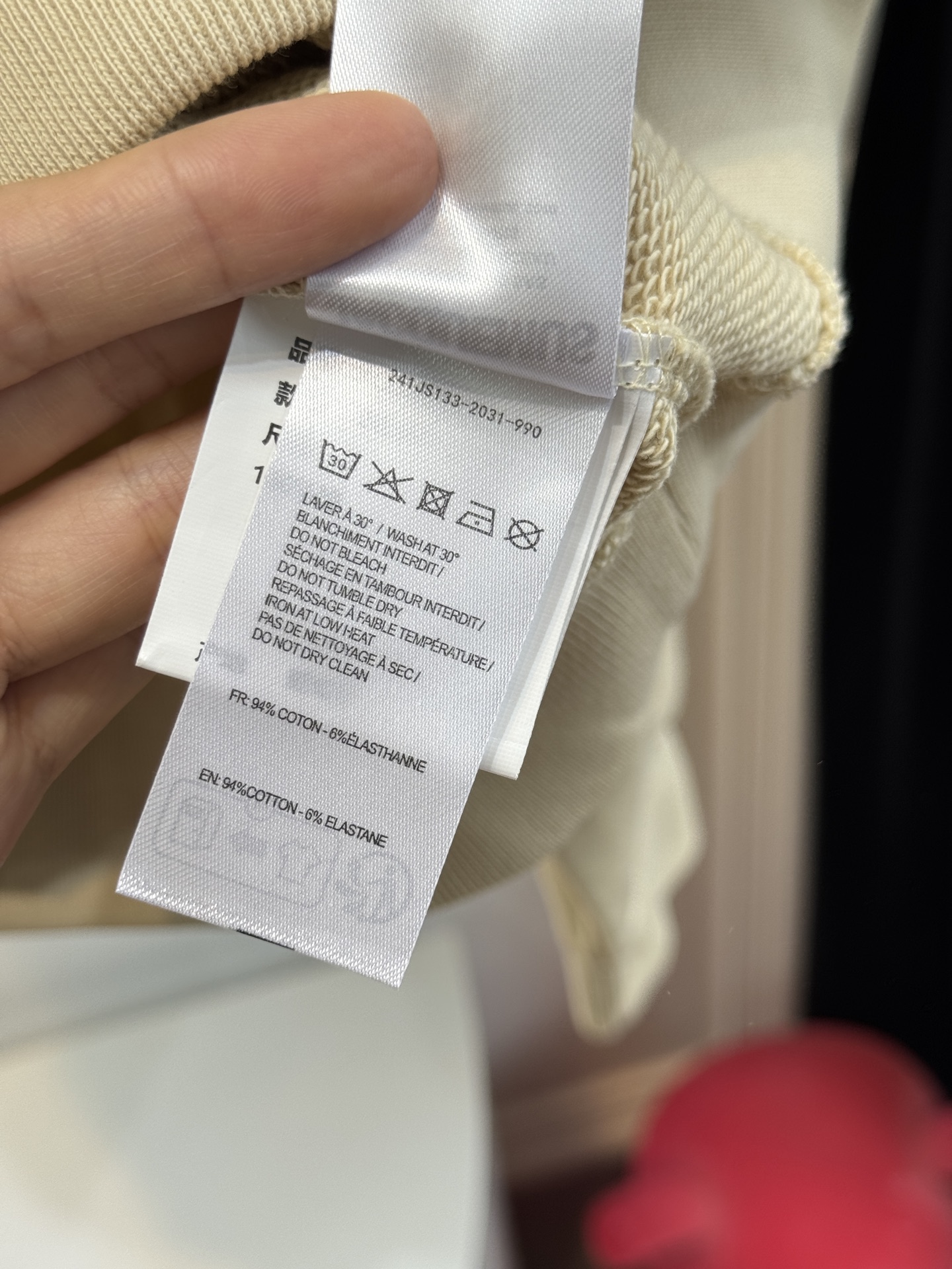 jacquemu*圆领卫衣。采用的是棉质面料，棉质面料具有良好的透气性和吸湿性，穿着时能保持肌肤干爽，而