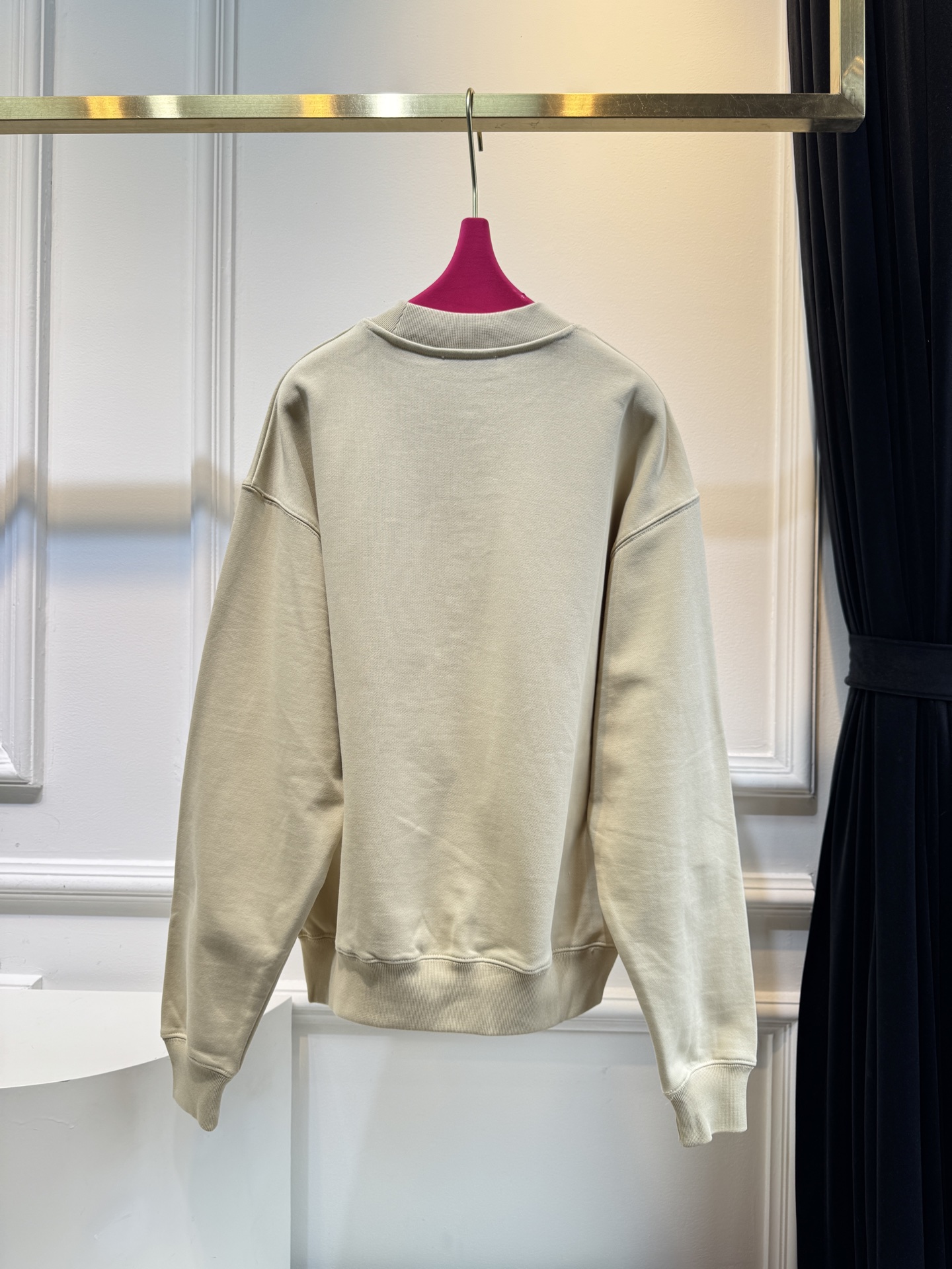 jacquemu*圆领卫衣。采用的是棉质面料，棉质面料具有良好的透气性和吸湿性，穿着时能保持肌肤干爽，而