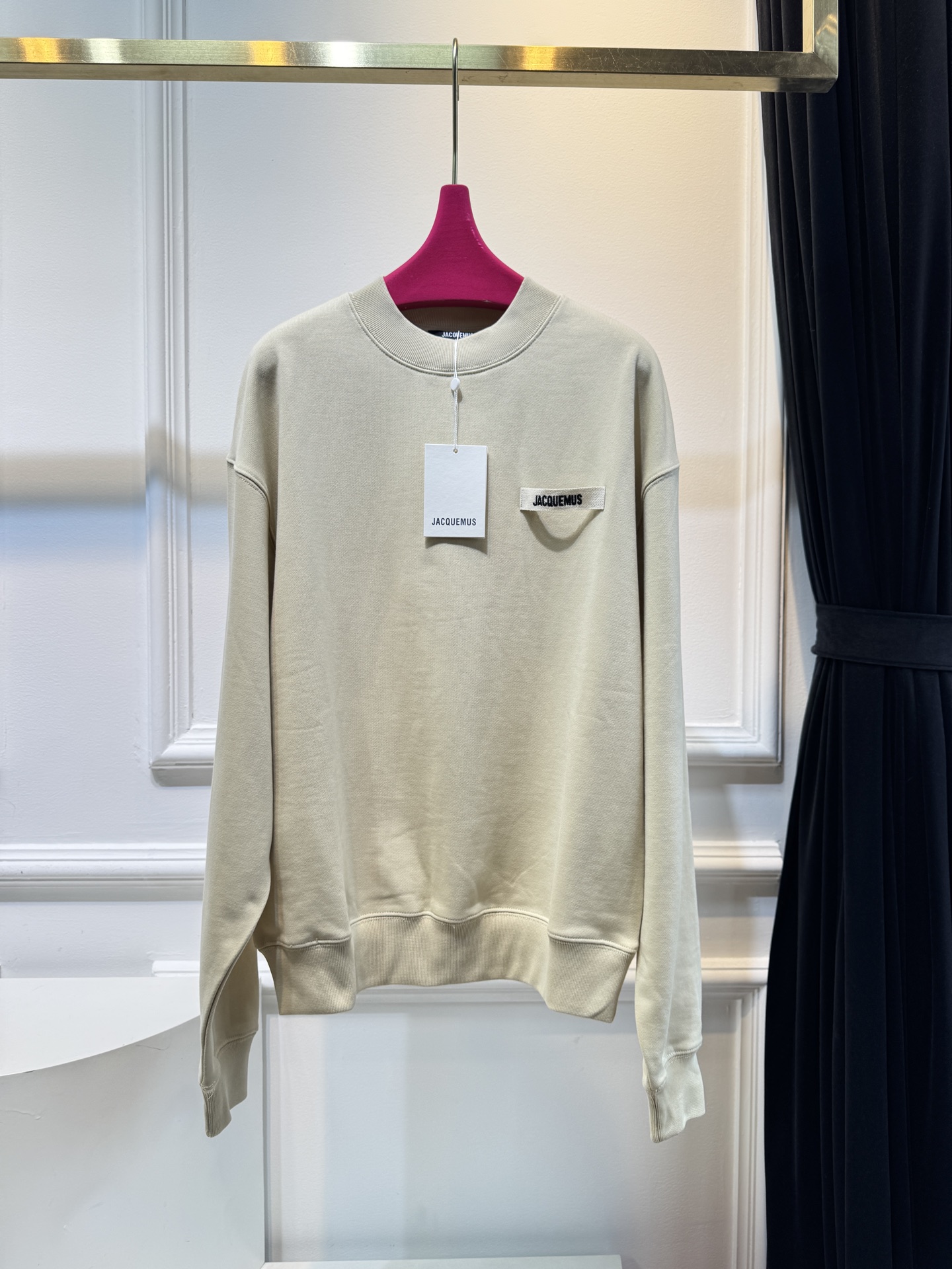 jacquemu*圆领卫衣。采用的是棉质面料，棉质面料具有良好的透气性和吸湿性，穿着时能保持肌肤干爽，而