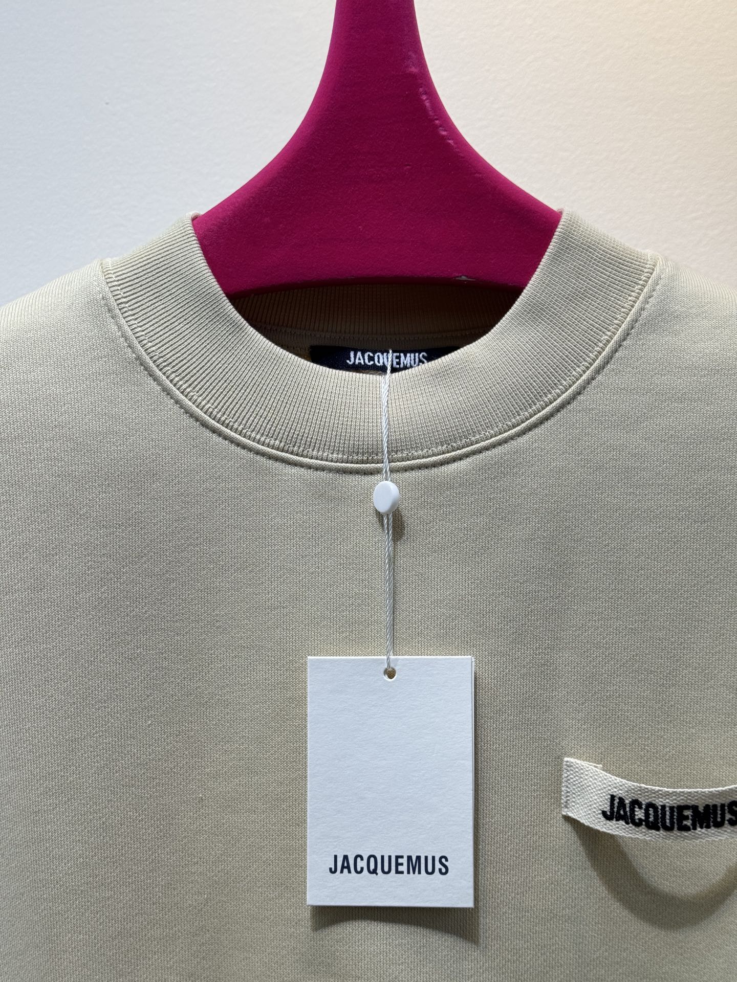 jacquemu*圆领卫衣。采用的是棉质面料，棉质面料具有良好的透气性和吸湿性，穿着时能保持肌肤干爽，而