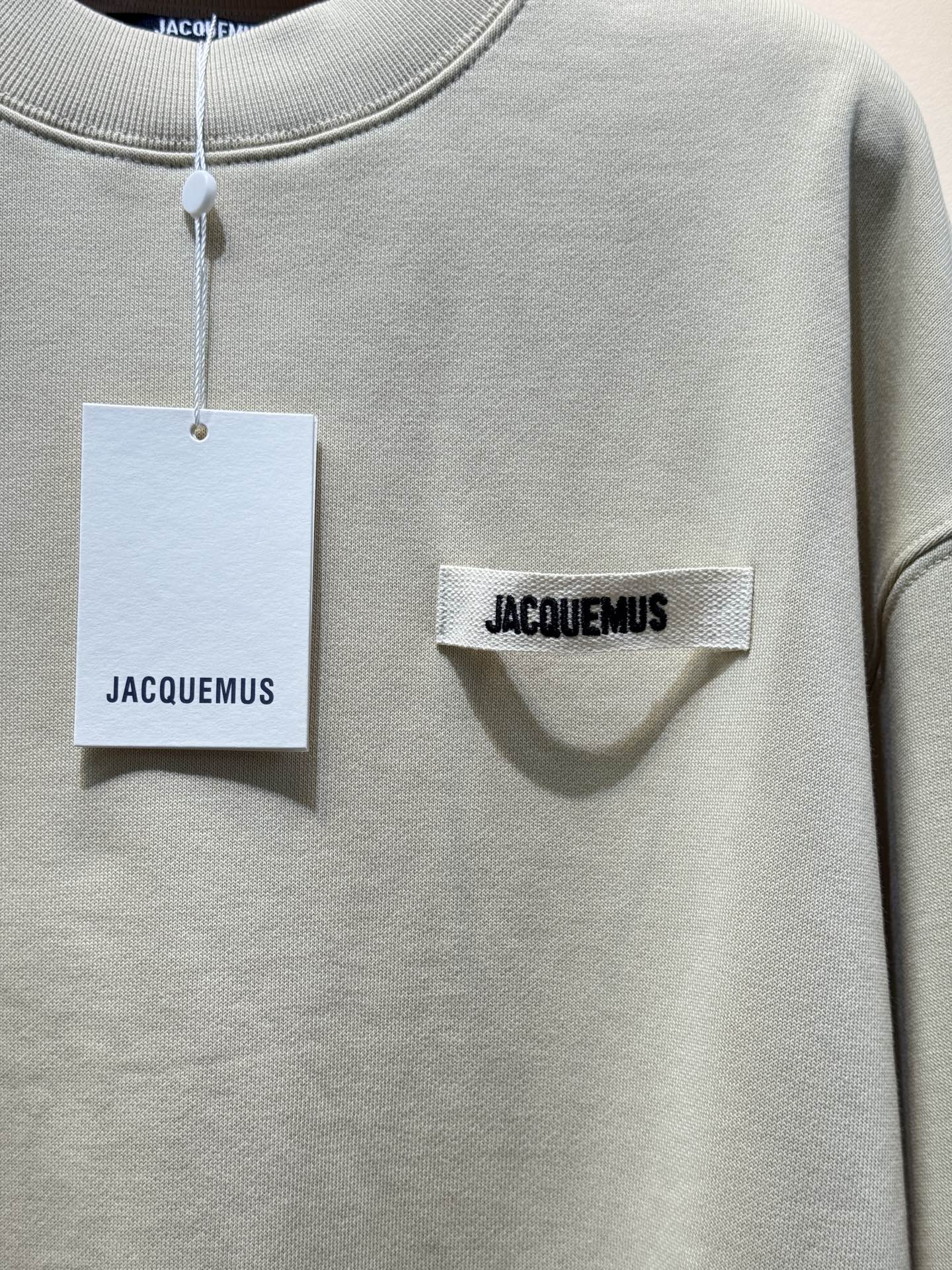jacquemu*圆领卫衣。采用的是棉质面料，棉质面料具有良好的透气性和吸湿性，穿着时能保持肌肤干爽，而