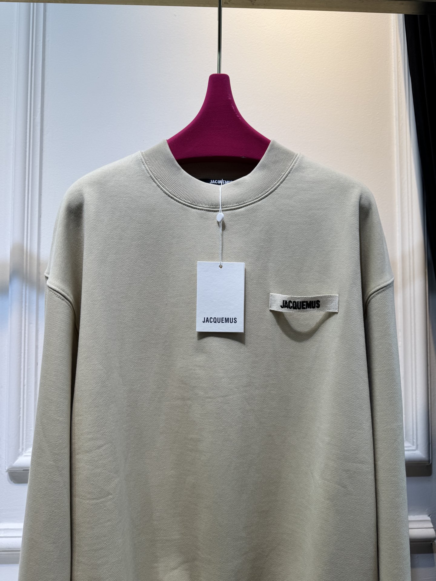 jacquemu*圆领卫衣。采用的是棉质面料，棉质面料具有良好的透气性和吸湿性，穿着时能保持肌肤干爽，而