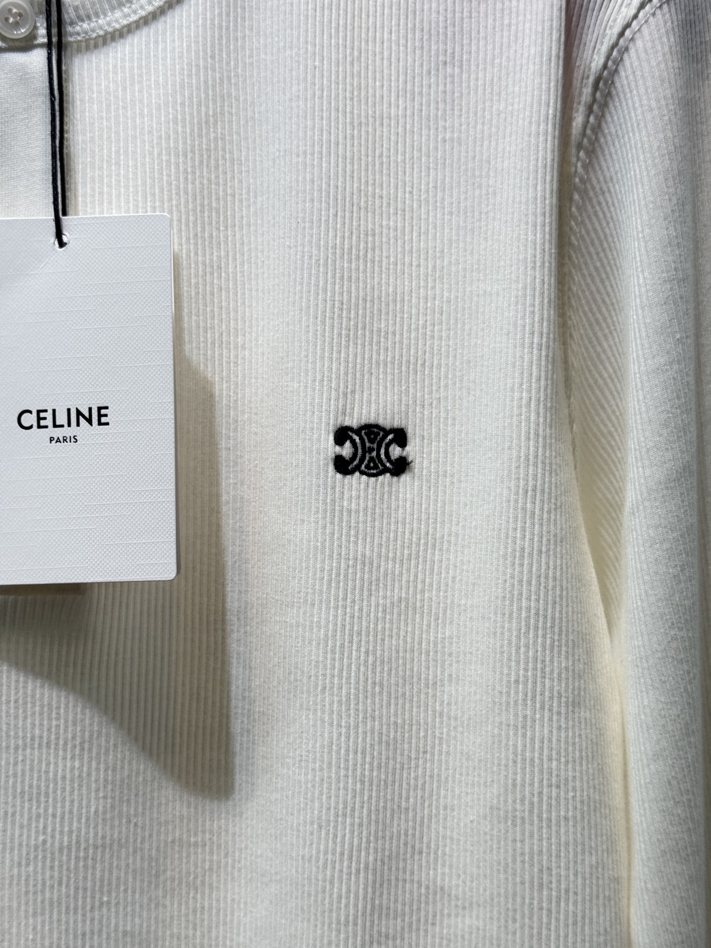 CELIN*圆领打底衫采用的是带有细条纹纹理的针织面料，针织面料通常具有柔软、透气且有一定弹性的特点，穿