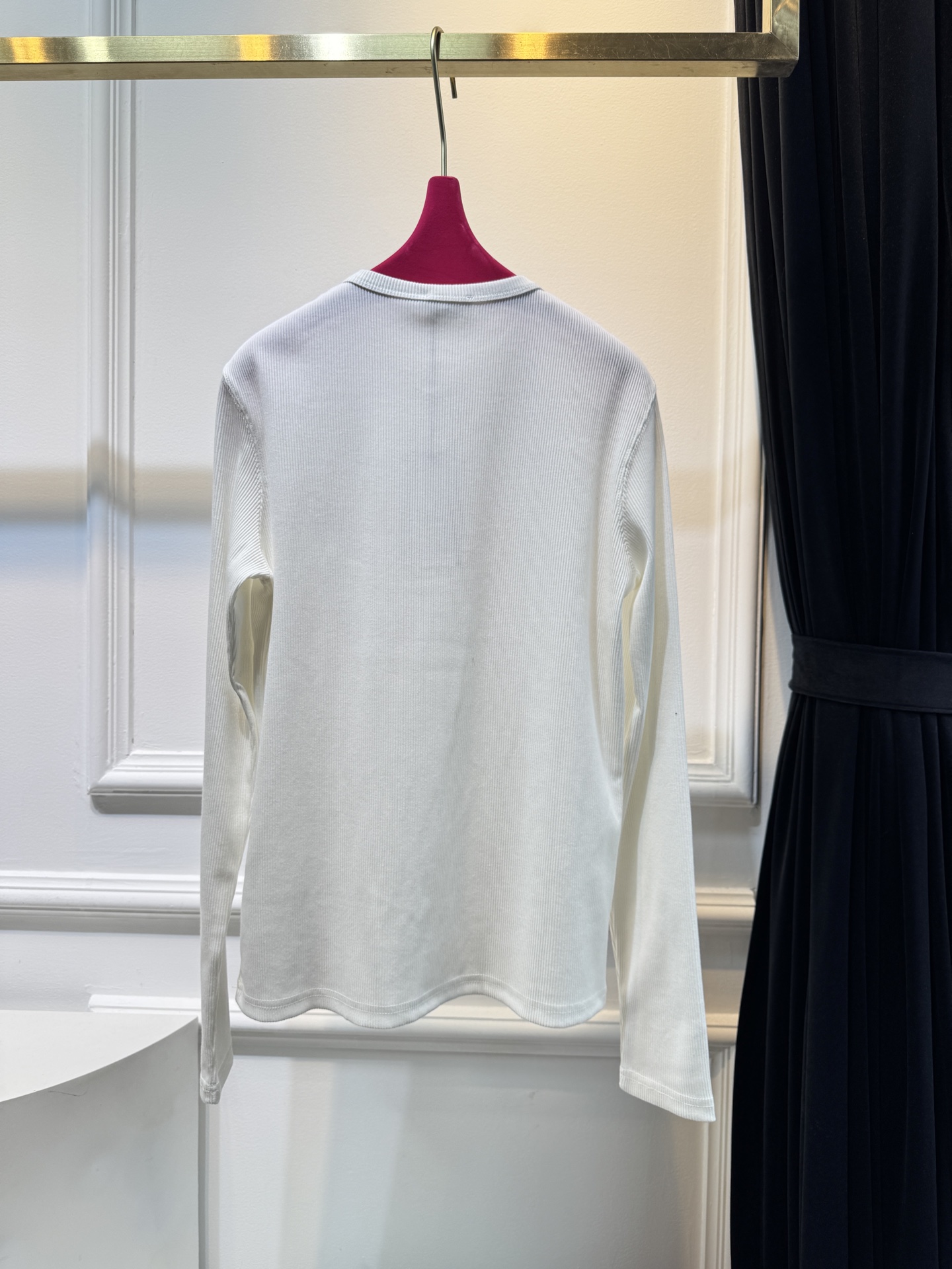 CELIN*圆领打底衫采用的是带有细条纹纹理的针织面料，针织面料通常具有柔软、透气且有一定弹性的特点，穿