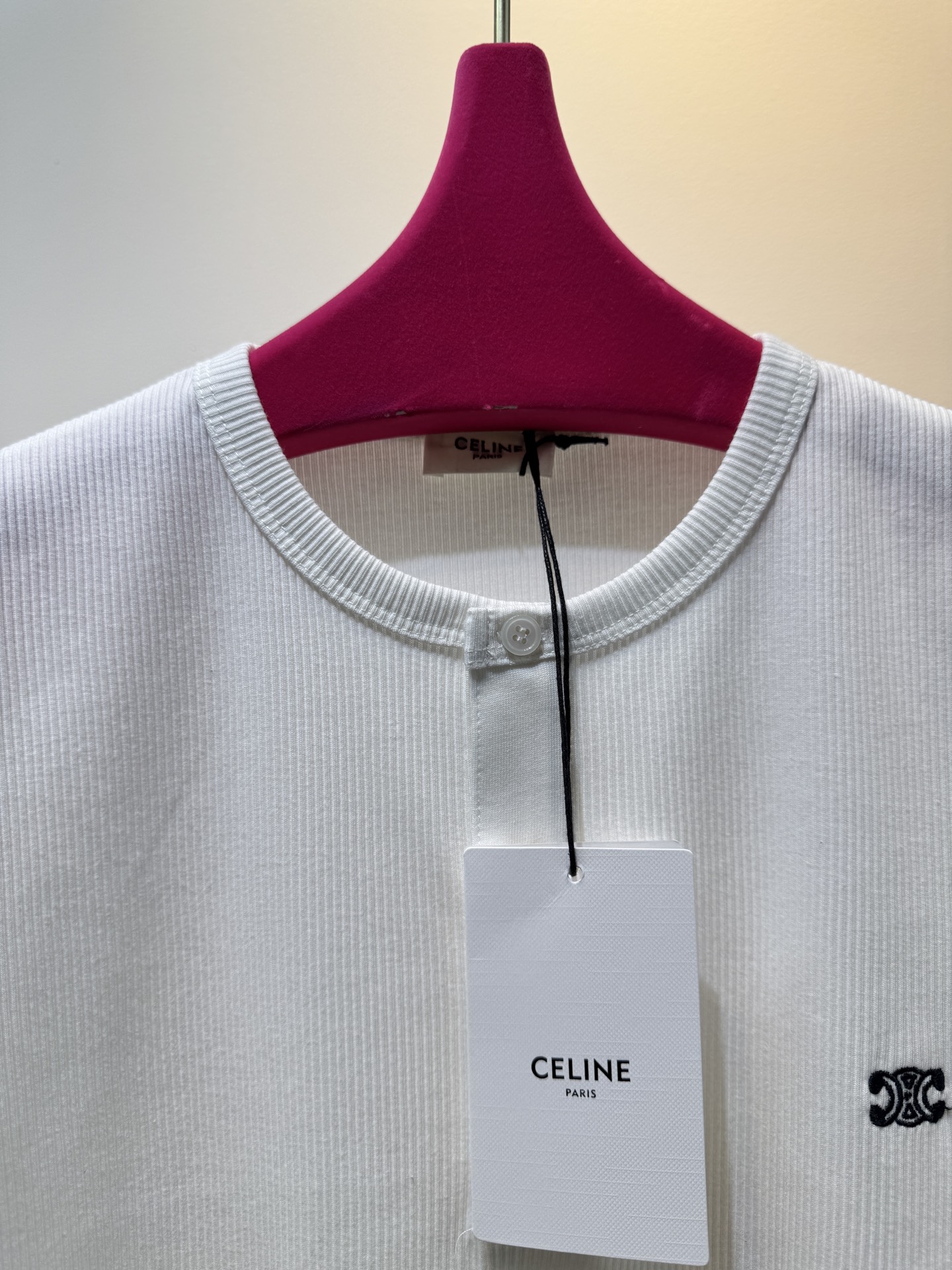 CELIN*圆领打底衫采用的是带有细条纹纹理的针织面料，针织面料通常具有柔软、透气且有一定弹性的特点，穿