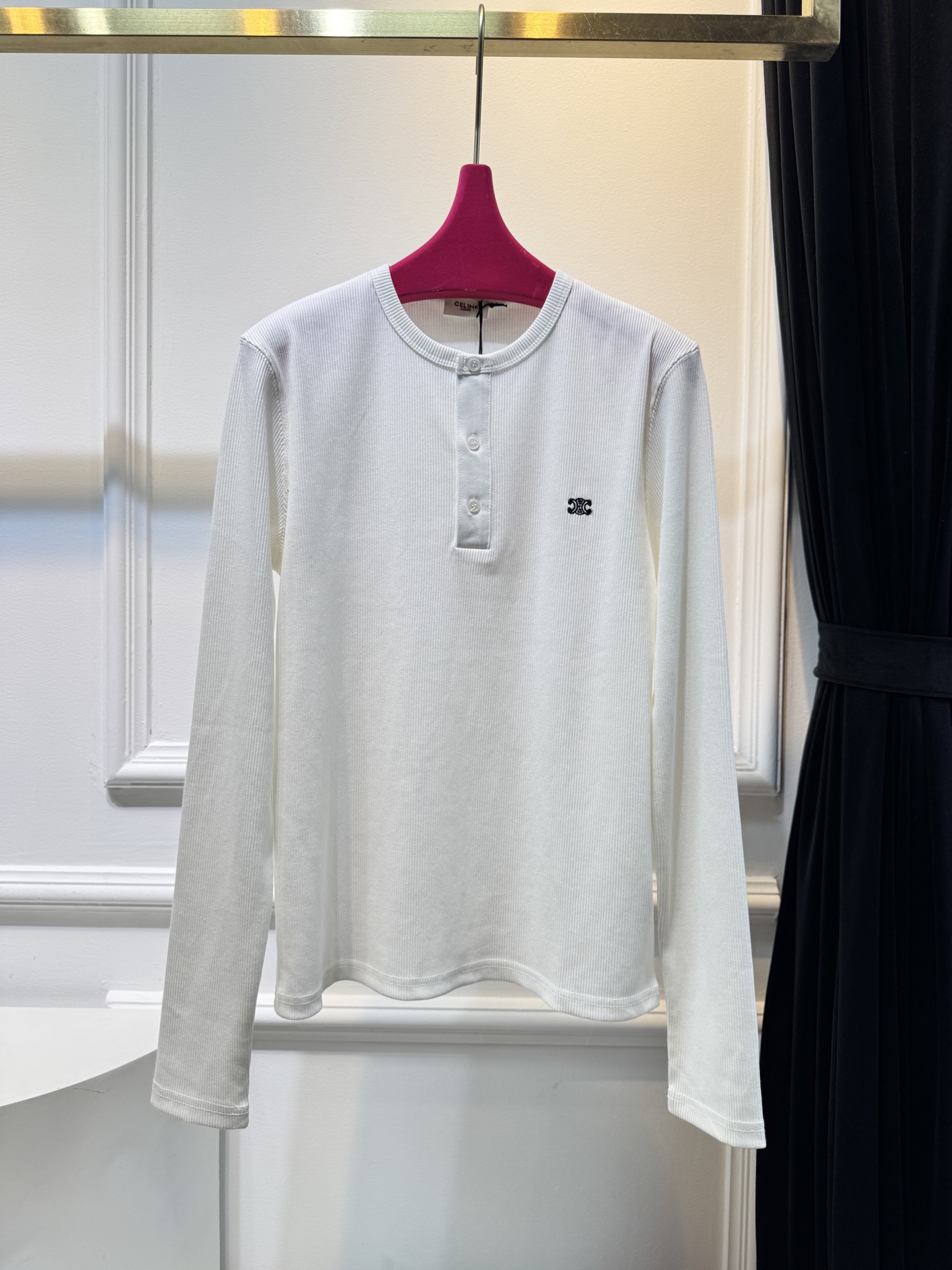 CELIN*圆领打底衫采用的是带有细条纹纹理的针织面料，针织面料通常具有柔软、透气且有一定弹性的特点，穿