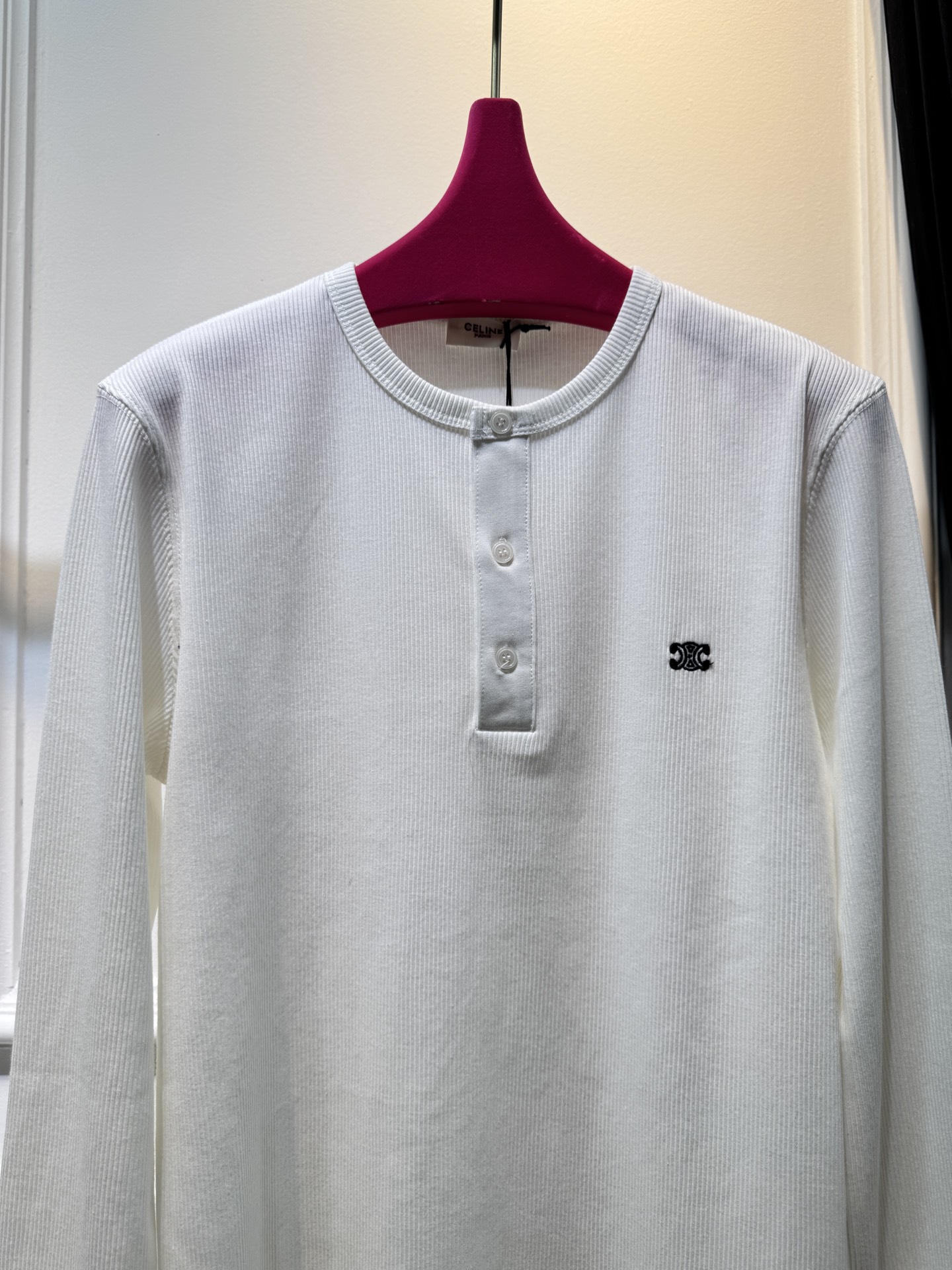 CELIN*圆领打底衫采用的是带有细条纹纹理的针织面料，针织面料通常具有柔软、透气且有一定弹性的特点，穿