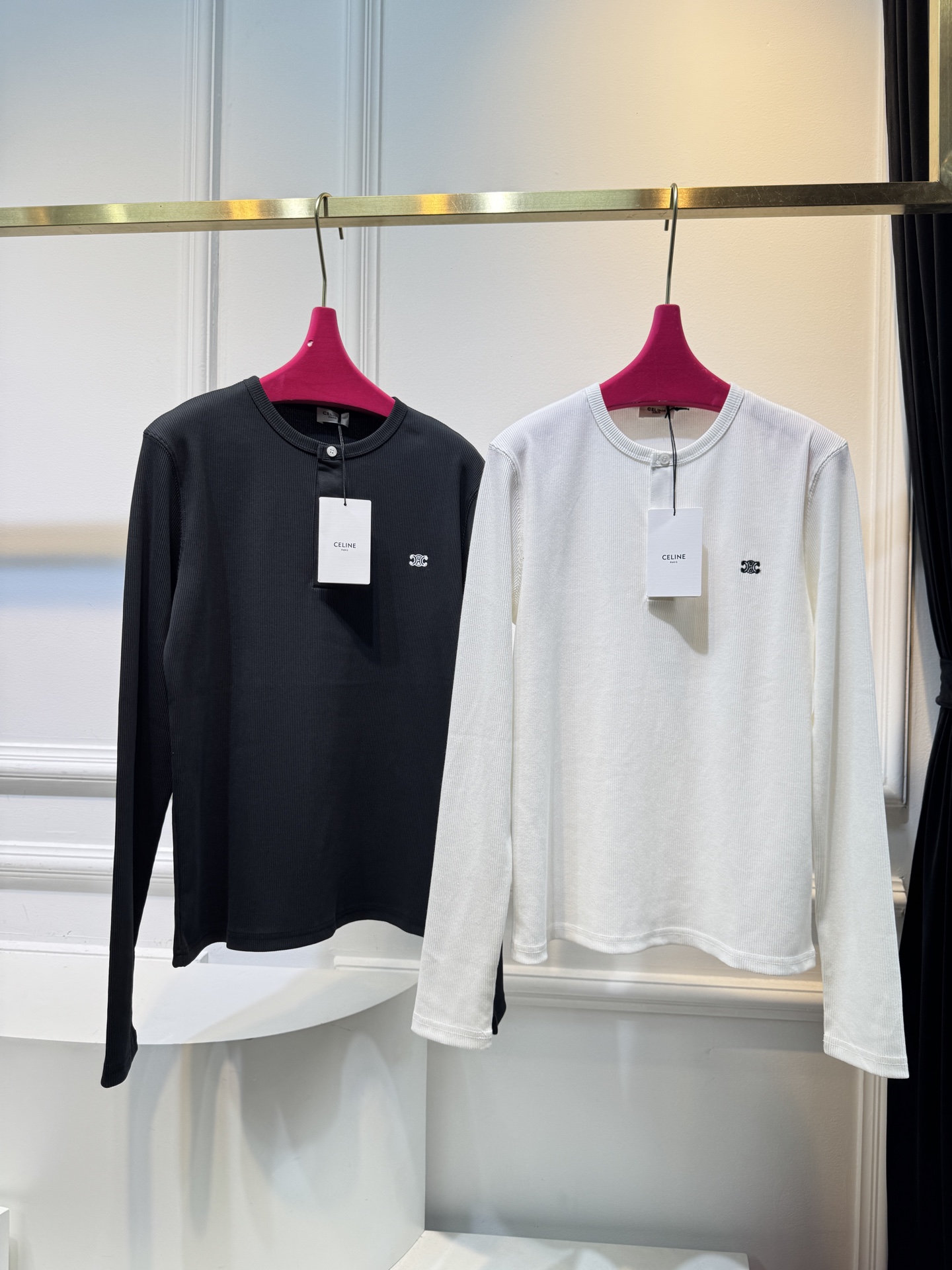 CELIN*圆领打底衫采用的是带有细条纹纹理的针织面料，针织面料通常具有柔软、透气且有一定弹性的特点，穿