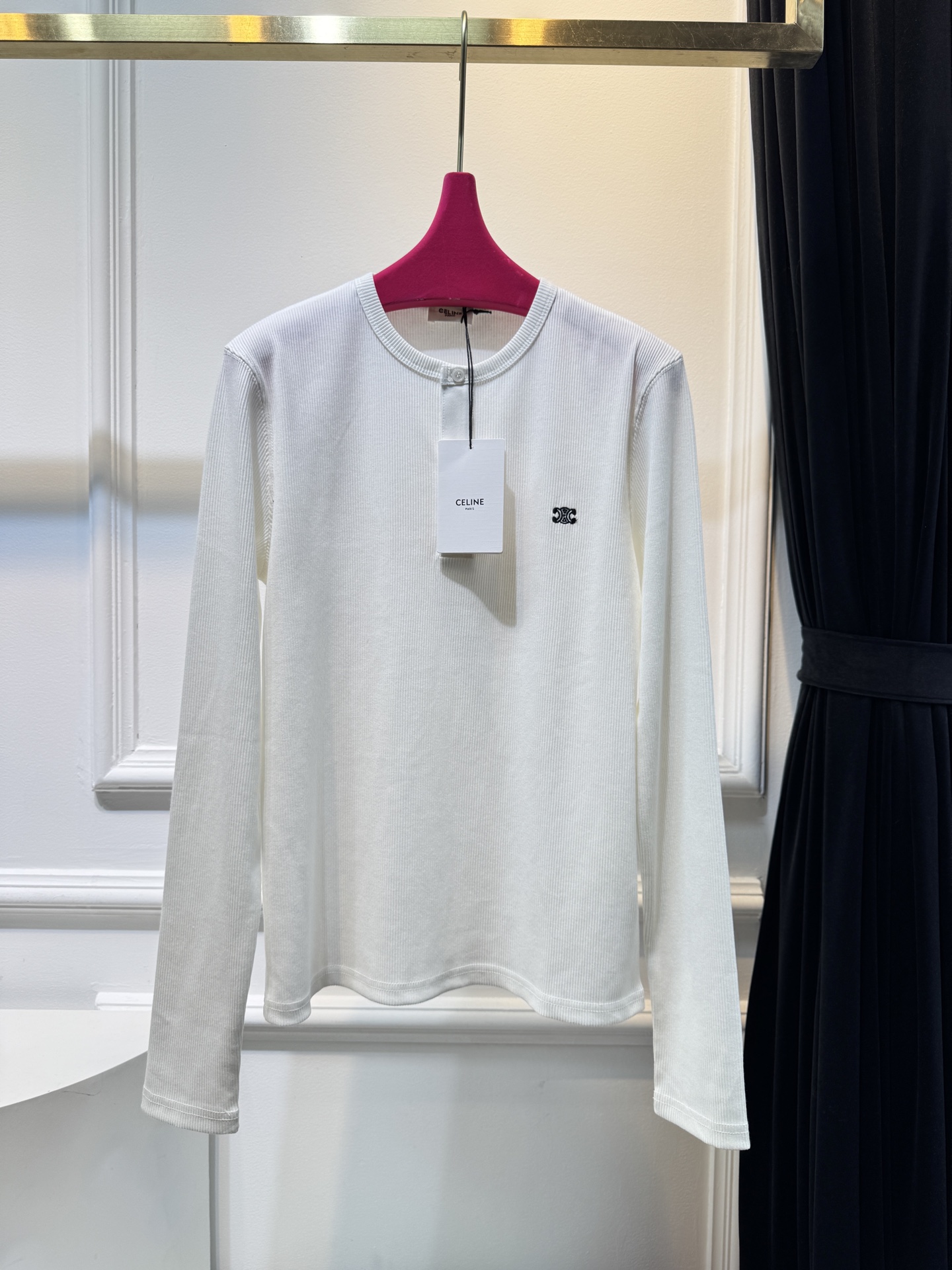 CELIN*圆领打底衫采用的是带有细条纹纹理的针织面料，针织面料通常具有柔软、透气且有一定弹性的特点，穿