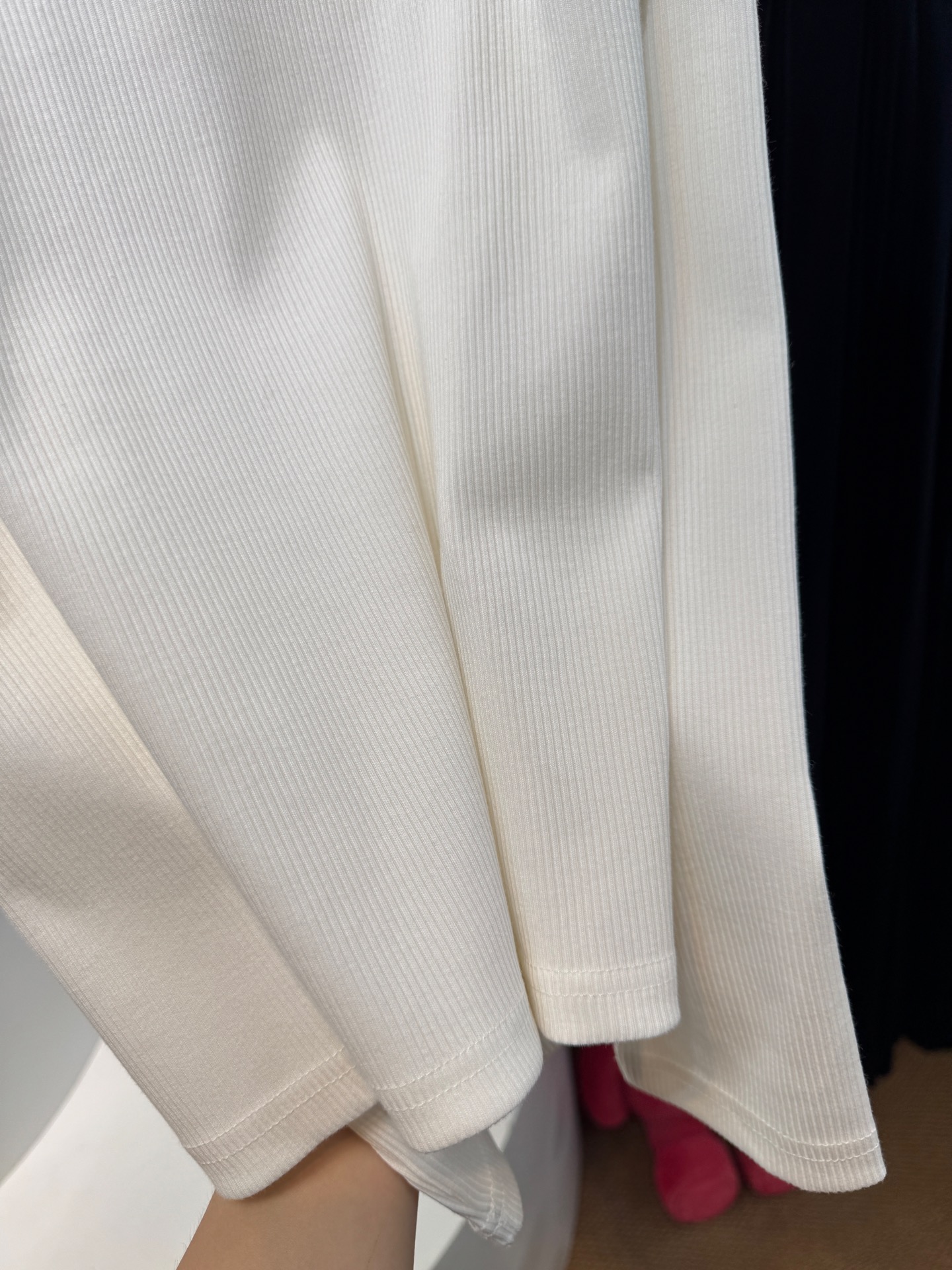 CELIN*圆领打底衫采用的是带有细条纹纹理的针织面料，针织面料通常具有柔软、透气且有一定弹性的特点，穿