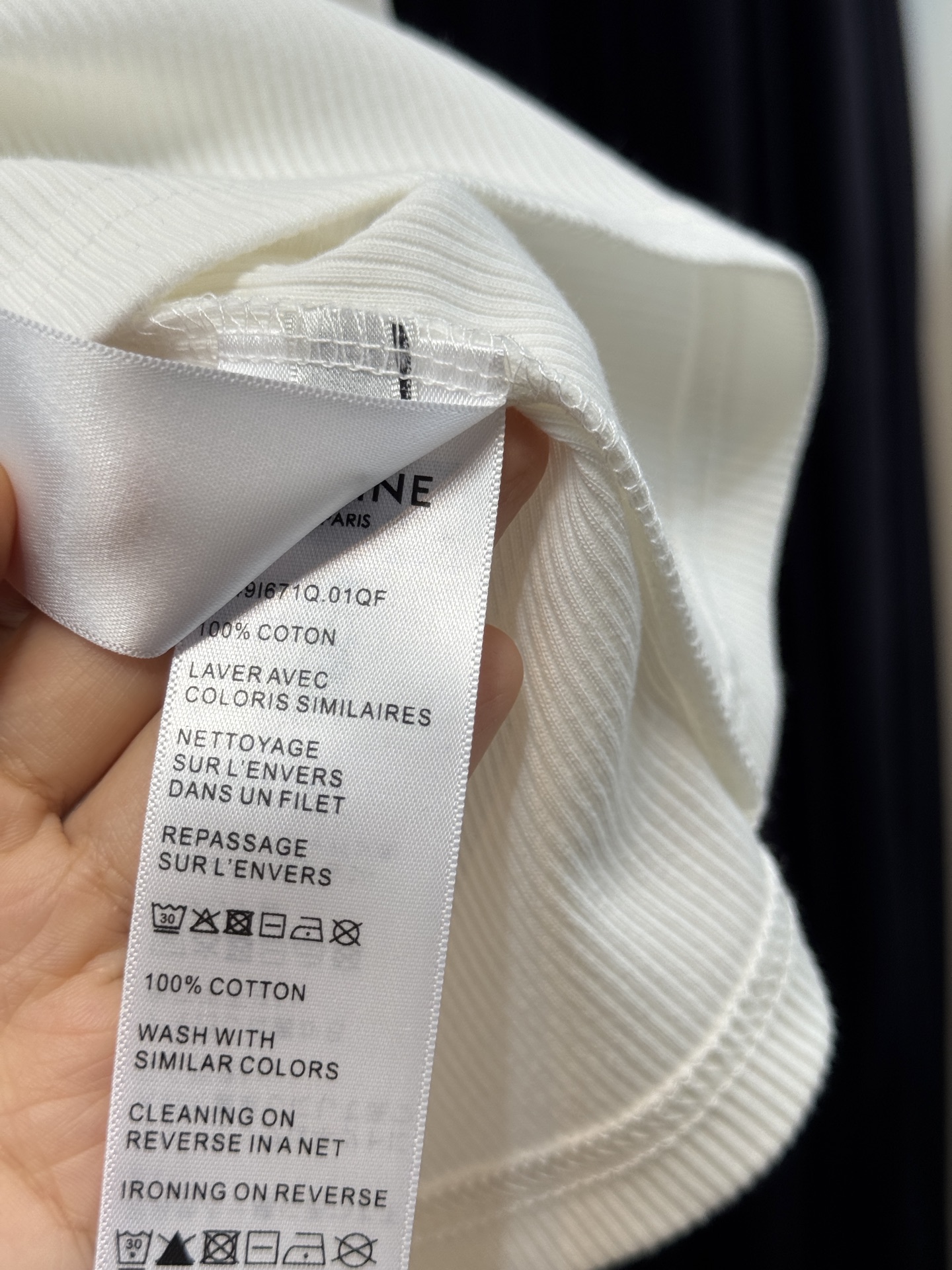 CELIN*圆领打底衫采用的是带有细条纹纹理的针织面料，针织面料通常具有柔软、透气且有一定弹性的特点，穿