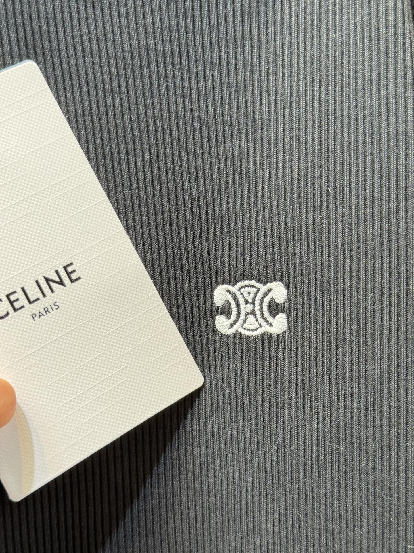 CELIN*圆领打底衫采用的是带有细条纹纹理的针织面料，针织面料通常具有柔软、透气且有一定弹性的特点，穿