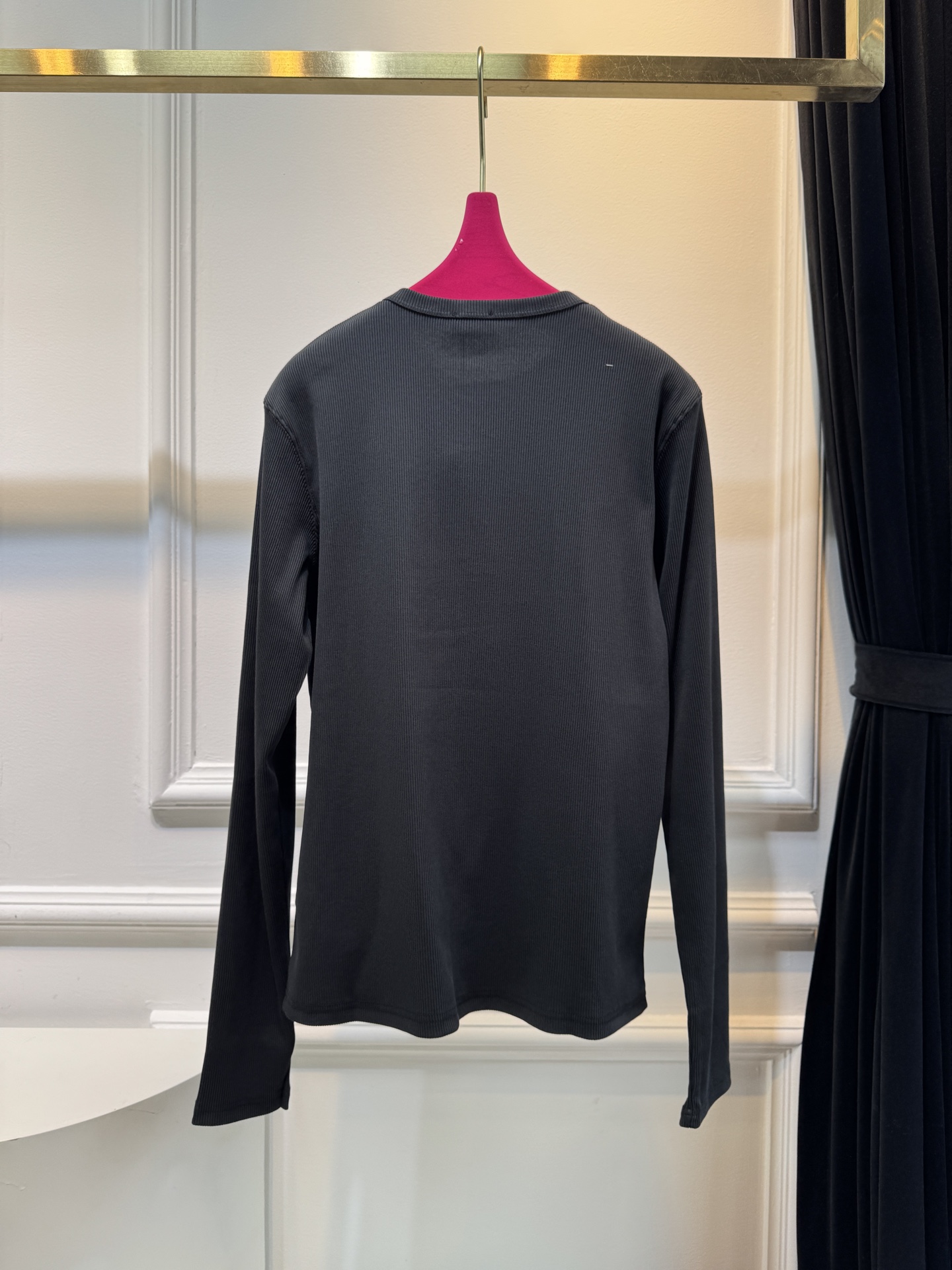 CELIN*圆领打底衫采用的是带有细条纹纹理的针织面料，针织面料通常具有柔软、透气且有一定弹性的特点，穿