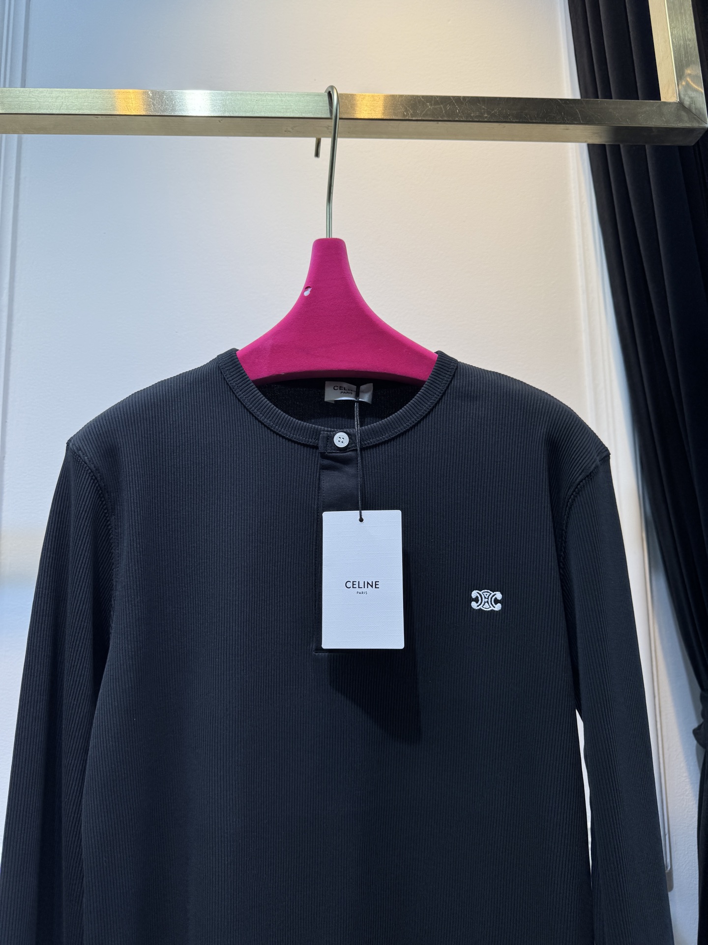 CELIN*圆领打底衫采用的是带有细条纹纹理的针织面料，针织面料通常具有柔软、透气且有一定弹性的特点，穿