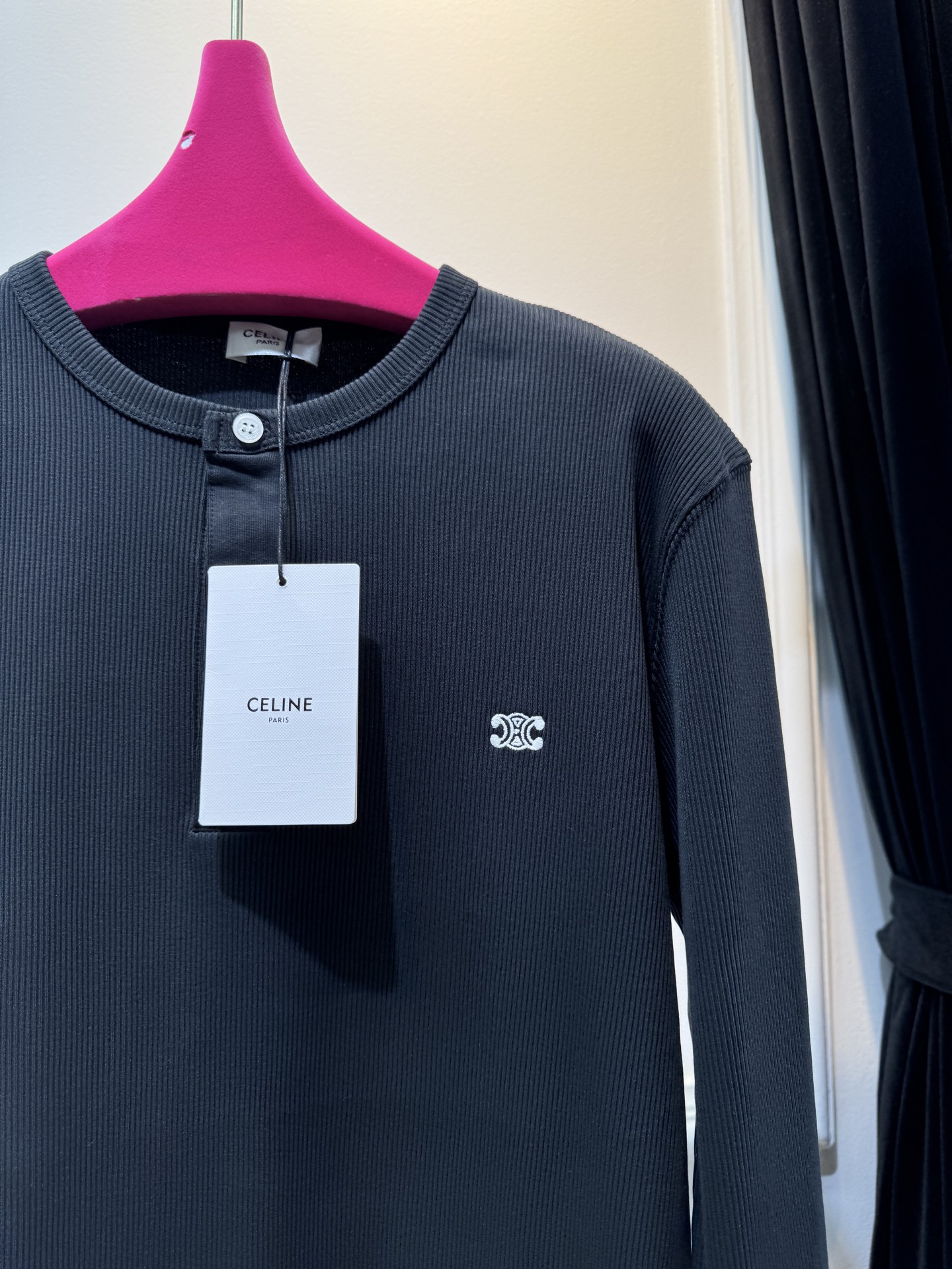 CELIN*圆领打底衫采用的是带有细条纹纹理的针织面料，针织面料通常具有柔软、透气且有一定弹性的特点，穿