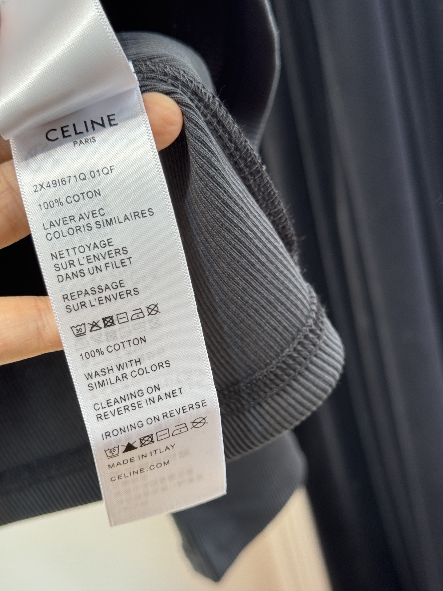 CELIN*圆领打底衫采用的是带有细条纹纹理的针织面料，针织面料通常具有柔软、透气且有一定弹性的特点，穿