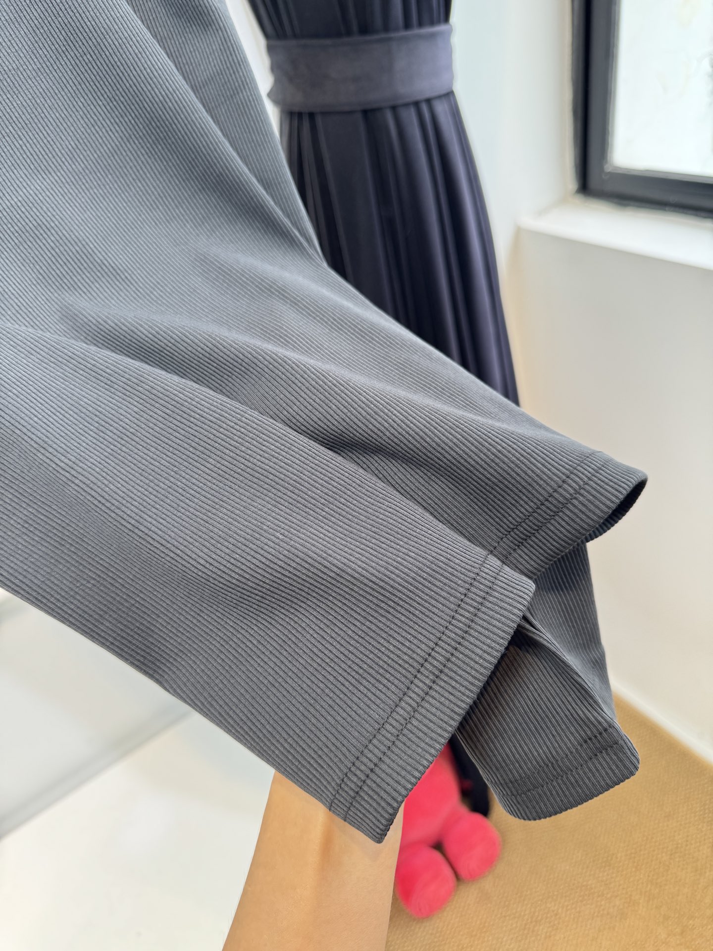 CELIN*圆领打底衫采用的是带有细条纹纹理的针织面料，针织面料通常具有柔软、透气且有一定弹性的特点，穿