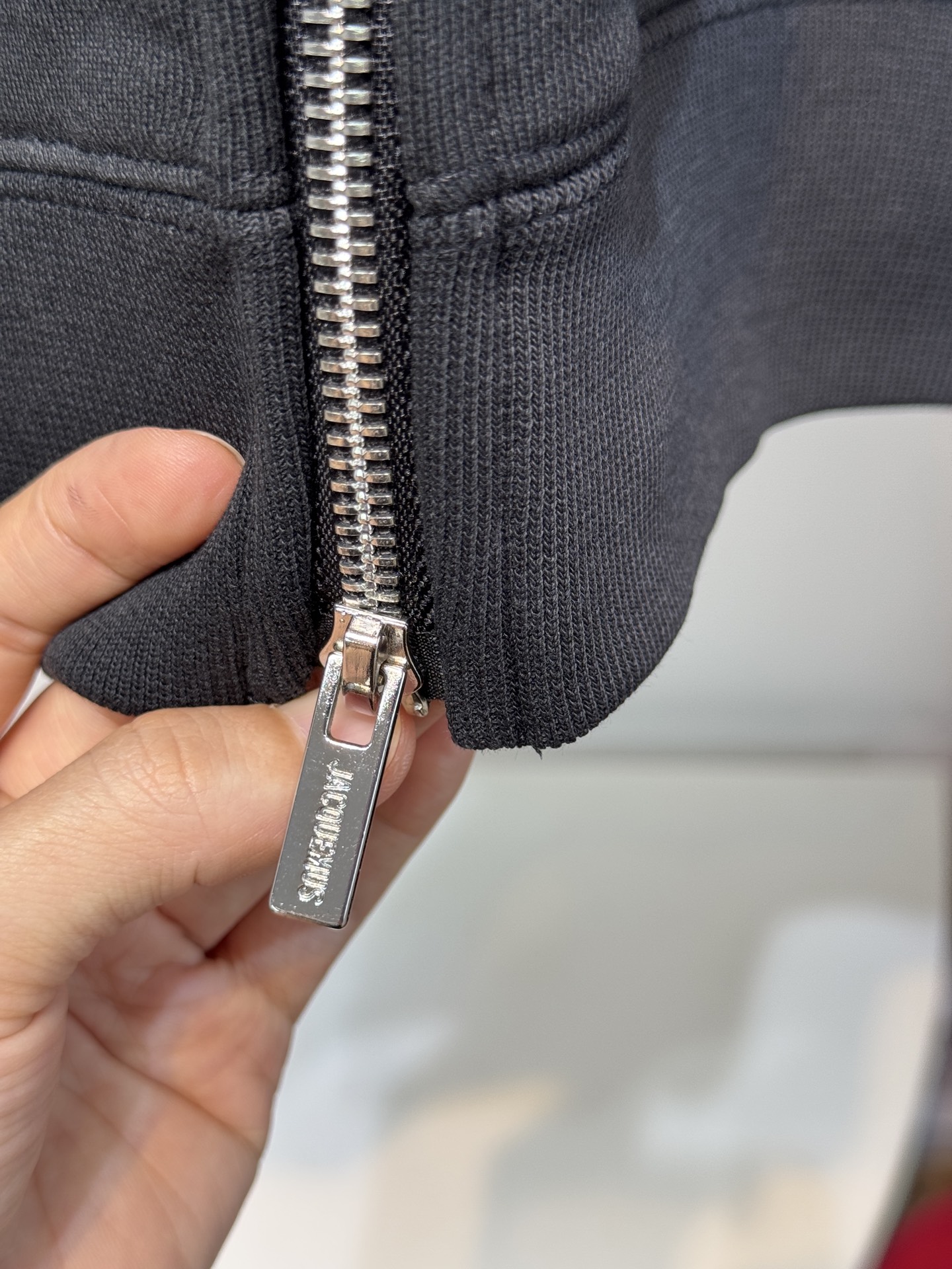 Jacquemu*拉链开衫这款连帽卫衣属于开衫款式，带有拉链设计，可敞开穿着或拉上拉链，整体风格简约休闲