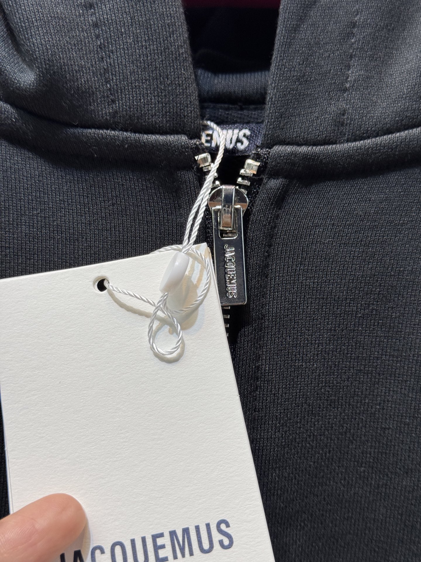 Jacquemu*拉链开衫这款连帽卫衣属于开衫款式，带有拉链设计，可敞开穿着或拉上拉链，整体风格简约休闲